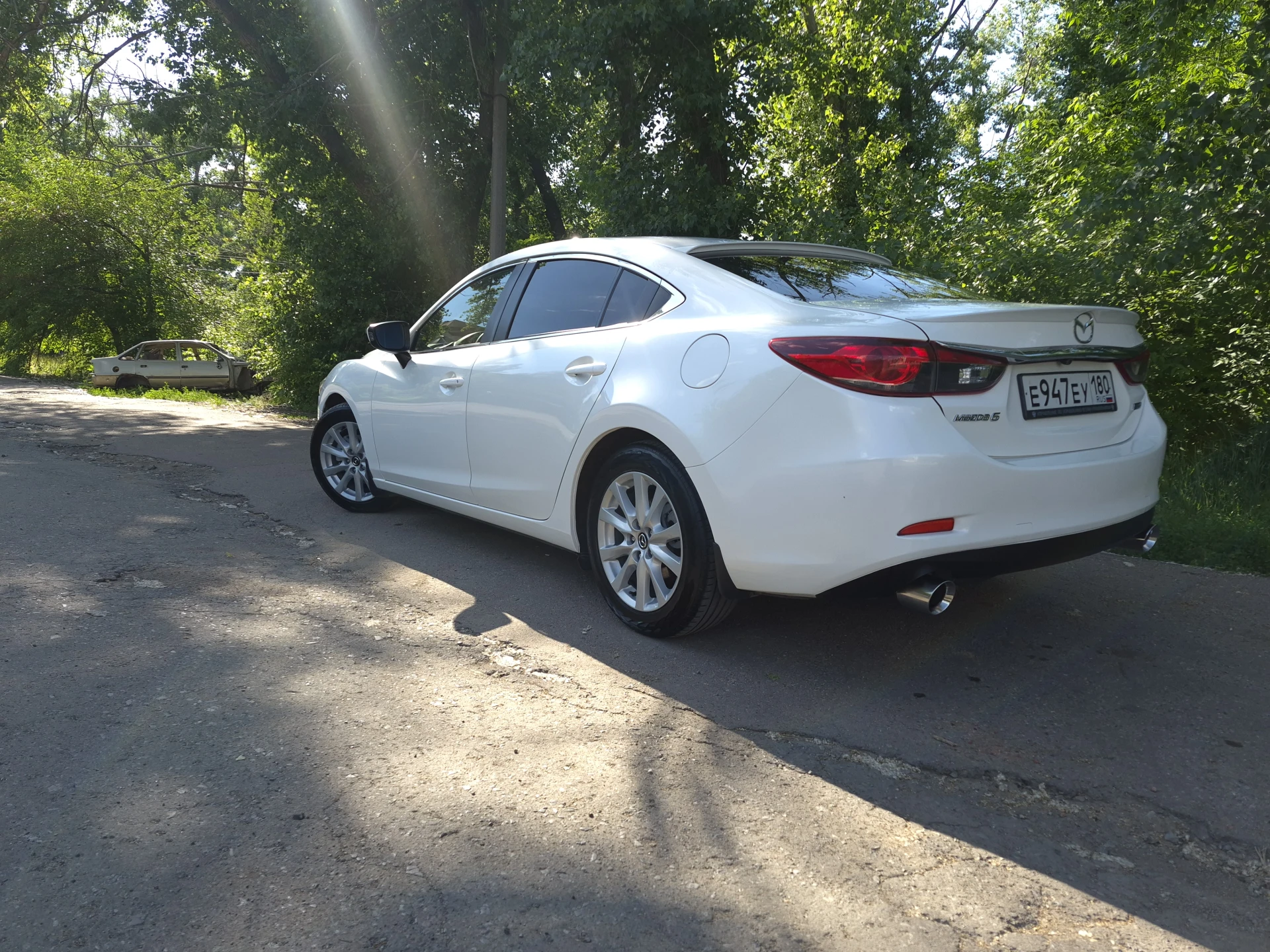 Продам свой автомобиль. mazda 6 2013 год пробег 260000 автомобиль в хорошем состоянии как технически так и внешне. вложено много сил и средств. авто обслужено, делать ничего нужно. в коробке масло менялось в апреле месяце. по ходовой все отлично. стоят bi led модули. комплектация supreme + адаптивный свет, датчик дождя и света. давление в шинах. цена 1450000 торг +79493149867 - фотография - 2