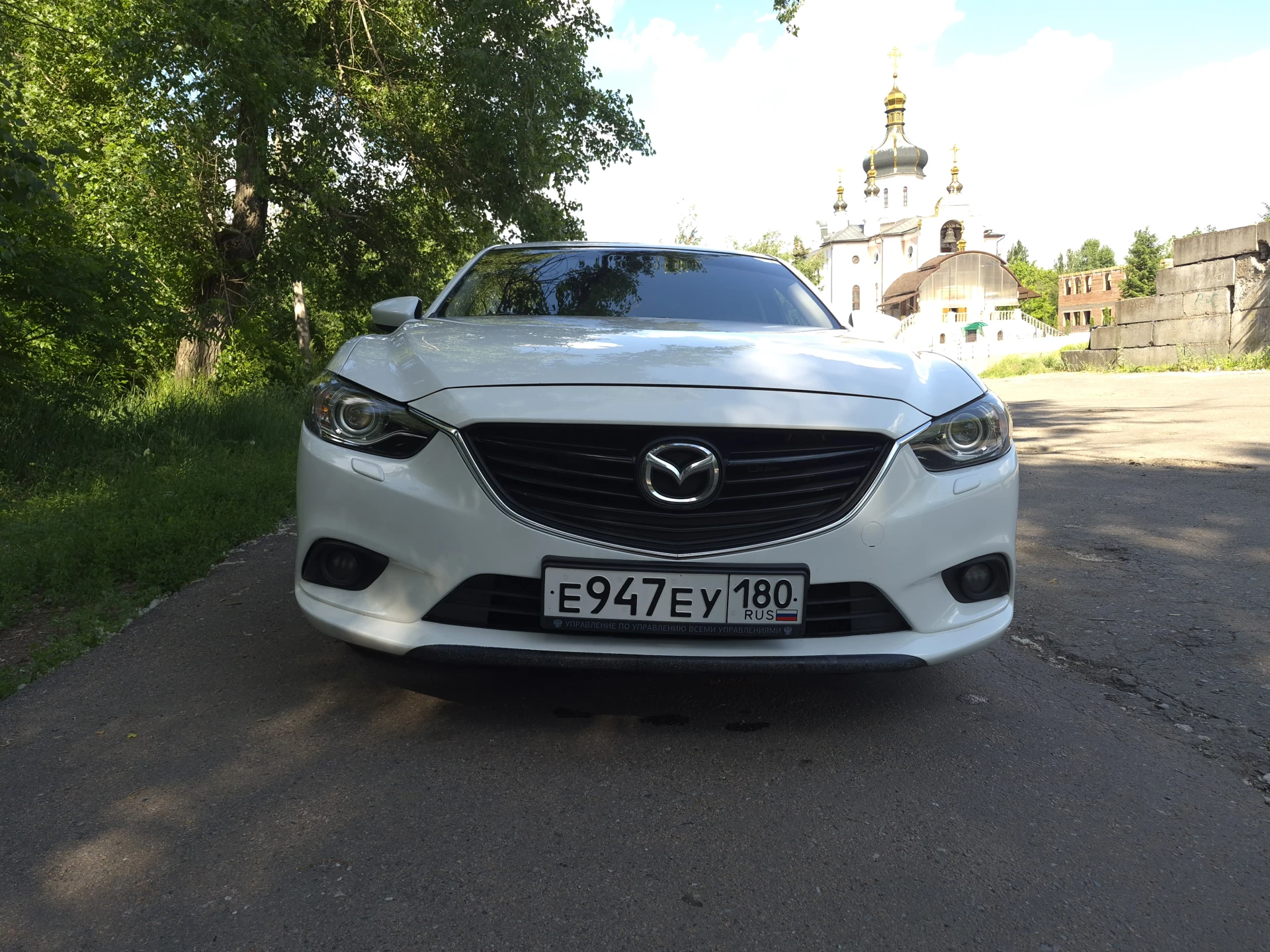 Продам свой автомобиль. mazda 6 2013 год пробег 260000 автомобиль в хорошем состоянии как технически так и внешне. вложено много сил и средств. авто обслужено, делать ничего нужно. в коробке масло менялось в апреле месяце. по ходовой все отлично. стоят bi led модули. комплектация supreme + адаптивный свет, датчик дождя и света. давление в шинах. цена 1450000 торг +79493149867 - фотография - 5
