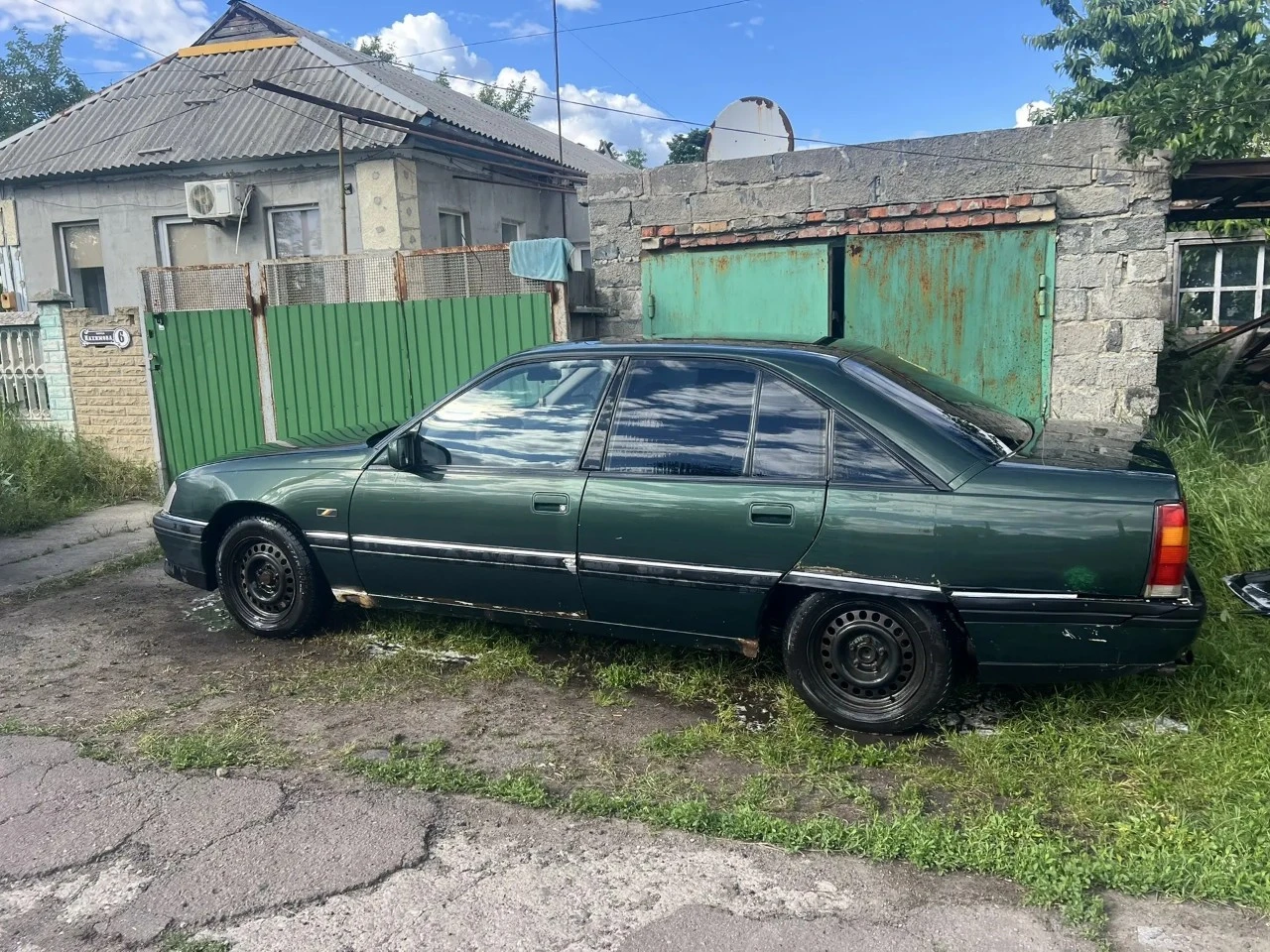 Опель омега а 1992 год цена: 140.000₽ 2.0 8клоп 5ступка меха задний привод. мотор после ремонта все четко сухо все поменяно нечего не течёт масло не берёт новый радиатор, масло, антифриз, аккумулятор, свечи, брони провода, топливный бензонасос, фильтра, помпа грм ремень. резина лето новая зима второй комплект на дисках в хорошем состоянии постоянный учёт 180 газ евро4 вписан птс стс переоформление без проблем. один хозяин. с магнитолой музыка штатная. цена жигулей и эндуриков. дно в идеале пороги арки требуют замены на фото все видно не критично. харцызск тел: +79494906447 - фотография - 1