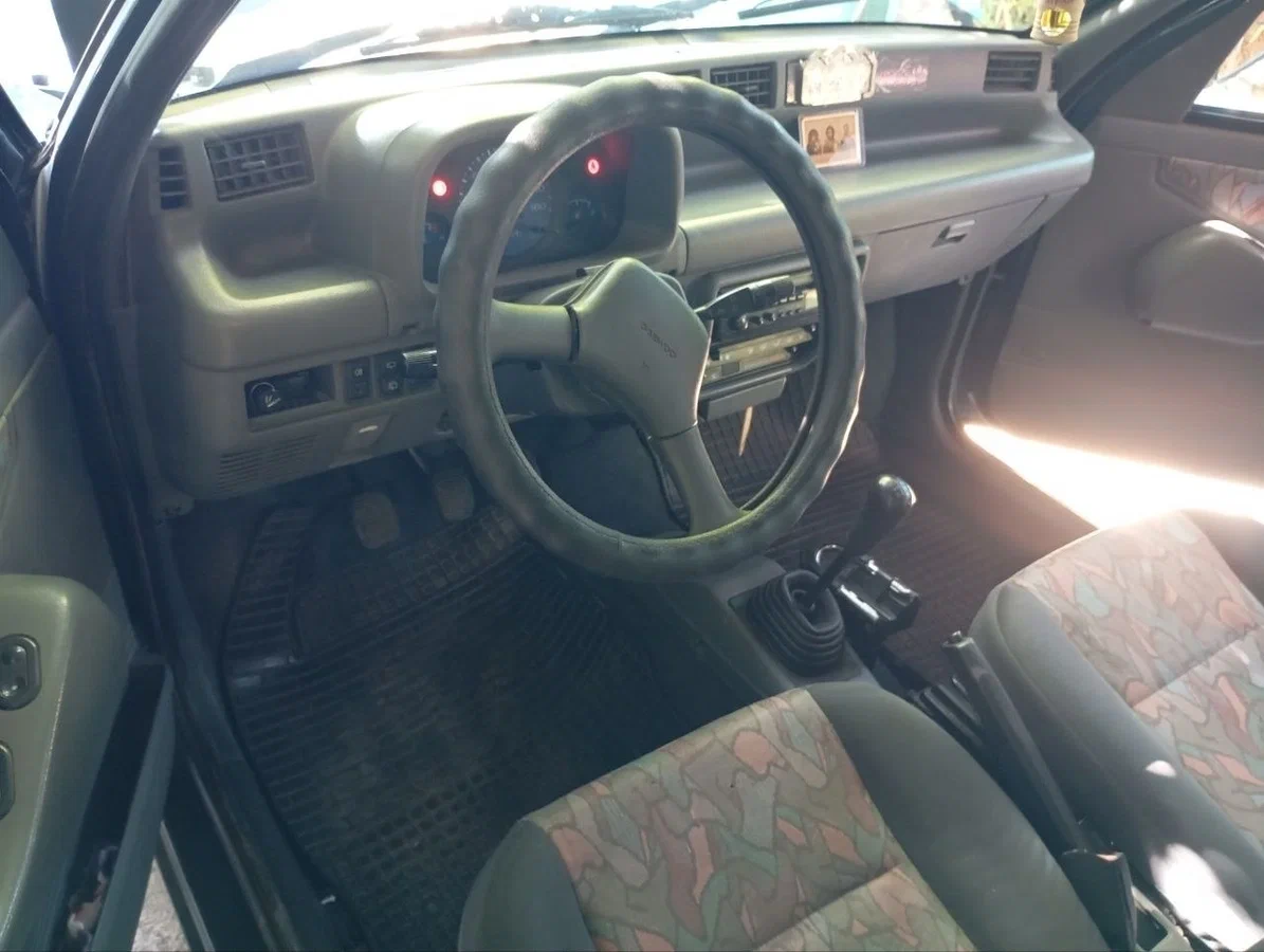 Daewoo tico, экономичный городской автомобиль. продается в городе мариуполь. в хорошем рабочем состоянии, ухоженный авто. компактный и очень экономичный, отлично подходит для города, поездок на работу или как первая машина. 1997 год, 92 000 км, объем 0,8 литра, кпп - механика(5), 41 л. с, всего два владельца ✅ двигатель работает ровно ✅ коробка передач без нареканий ✅ кузов в достойном для своих лет состоянии ✅ 4 электростеклоподъемника ✅ простая и недорогая в обслуживании конструкция ✅ малый расход топлива ✅ зимний и летний комплект хороших колес автомобиль своевременно обслуживался, хранится под навесом. документы в порядке. сел и поехал. осмотр по договорённости. цена 300 000 руб 📞 звоните: +79490833925 - фотография - 6