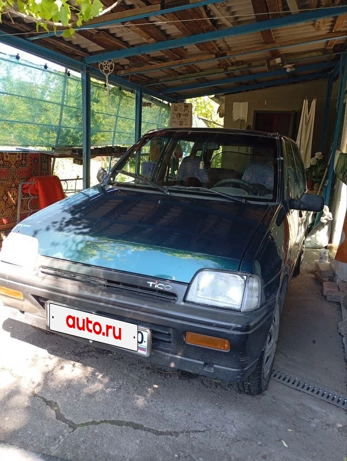 Daewoo tico, экономичный городской автомобиль. продается в городе мариуполь. в хорошем рабочем состоянии, ухоженный авто. компактный и очень экономичный, отлично подходит для города, поездок на работу или как первая машина. 1997 год, 92 000 км, объем 0,8 литра, кпп - механика(5), 41 л. с, всего два владельца ✅ двигатель работает ровно ✅ коробка передач без нареканий ✅ кузов в достойном для своих лет состоянии ✅ 4 электростеклоподъемника ✅ простая и недорогая в обслуживании конструкция ✅ малый расход топлива ✅ зимний и летний комплект хороших колес автомобиль своевременно обслуживался, хранится под навесом. документы в порядке. сел и поехал. осмотр по договорённости. цена 300 000 руб 📞 звоните: +79490833925 - фотография - 2