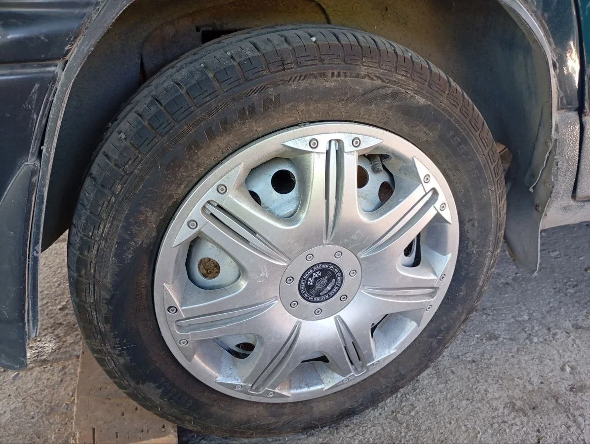 Daewoo tico, экономичный городской автомобиль. продается в городе мариуполь. в хорошем рабочем состоянии, ухоженный авто. компактный и очень экономичный, отлично подходит для города, поездок на работу или как первая машина. 1997 год, 92 000 км, объем 0,8 литра, кпп - механика(5), 41 л. с, всего два владельца ✅ двигатель работает ровно ✅ коробка передач без нареканий ✅ кузов в достойном для своих лет состоянии ✅ 4 электростеклоподъемника ✅ простая и недорогая в обслуживании конструкция ✅ малый расход топлива ✅ зимний и летний комплект хороших колес автомобиль своевременно обслуживался, хранится под навесом. документы в порядке. сел и поехал. осмотр по договорённости. цена 300 000 руб 📞 звоните: +79490833925 - фотография - 8