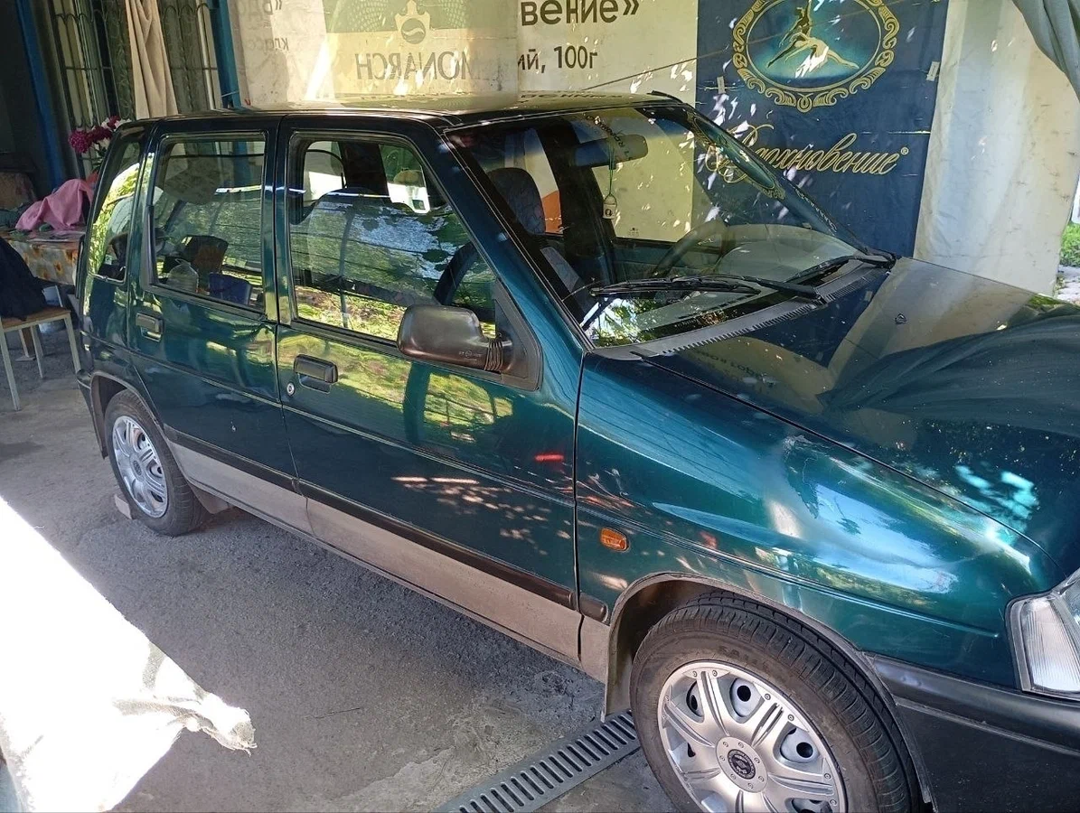 Daewoo tico, экономичный городской автомобиль. продается в городе мариуполь. в хорошем рабочем состоянии, ухоженный авто. компактный и очень экономичный, отлично подходит для города, поездок на работу или как первая машина. 1997 год, 92 000 км, объем 0,8 литра, кпп - механика(5), 41 л. с, всего два владельца ✅ двигатель работает ровно ✅ коробка передач без нареканий ✅ кузов в достойном для своих лет состоянии ✅ 4 электростеклоподъемника ✅ простая и недорогая в обслуживании конструкция ✅ малый расход топлива ✅ зимний и летний комплект хороших колес автомобиль своевременно обслуживался, хранится под навесом. документы в порядке. сел и поехал. осмотр по договорённости. цена 300 000 руб 📞 звоните: +79490833925 - фотография - 4