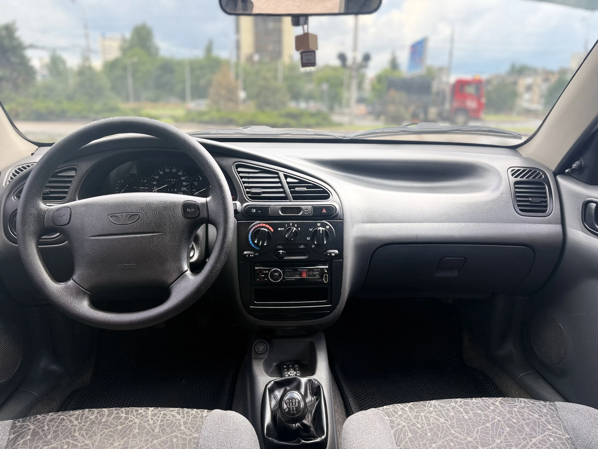 Daewoo lanos дэу ланос 2008 г. в., эксплуатация с 2010. поляк 1.6 16v. куплен в донецке, не пригон. один собственник. не бит, стекла родные. без ржавчины. родной пробег 176 тыс. км. обслужен, акты работ все в сервисной книге до 2026 года. сигнализация с обратной связью (автозапуск, доводчики передних стеклоподъемников). магнитола пионер. машина вся в шумо-вибро изоляции. два комплекта колес на дисках (лето на титанах, зима на штампах). led в птф и фарах. кондиционер рабочий. осмотр донецк. цена 325.000т. р. +79494453530 - фотография - 7