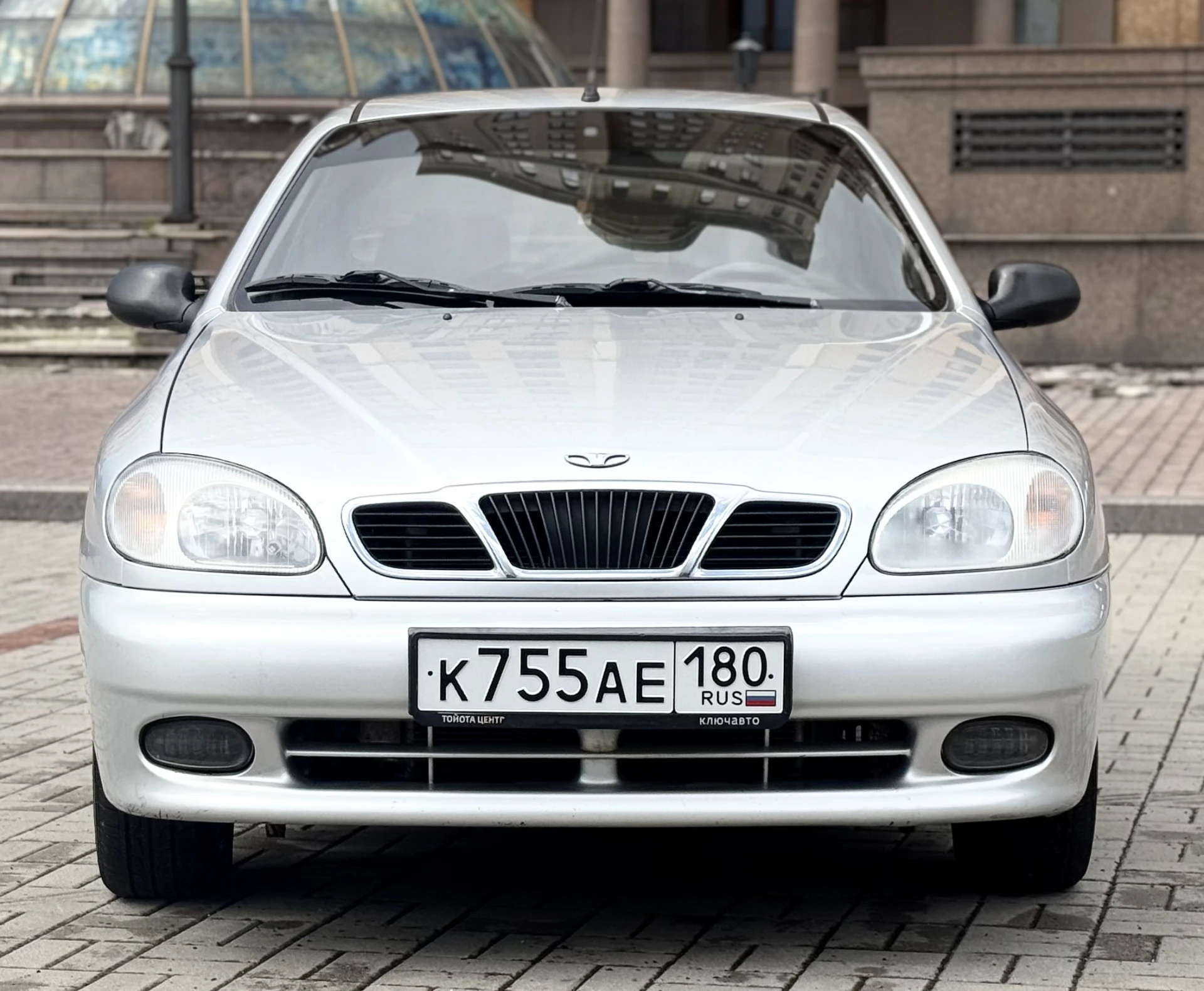 Daewoo lanos дэу ланос 2008 г. в., эксплуатация с 2010. поляк 1.6 16v. куплен в донецке, не пригон. один собственник. не бит, стекла родные. без ржавчины. родной пробег 176 тыс. км. обслужен, акты работ все в сервисной книге до 2026 года. сигнализация с обратной связью (автозапуск, доводчики передних стеклоподъемников). магнитола пионер. машина вся в шумо-вибро изоляции. два комплекта колес на дисках (лето на титанах, зима на штампах). led в птф и фарах. кондиционер рабочий. осмотр донецк. цена 325.000т. р. +79494453530 - фотография - 2
