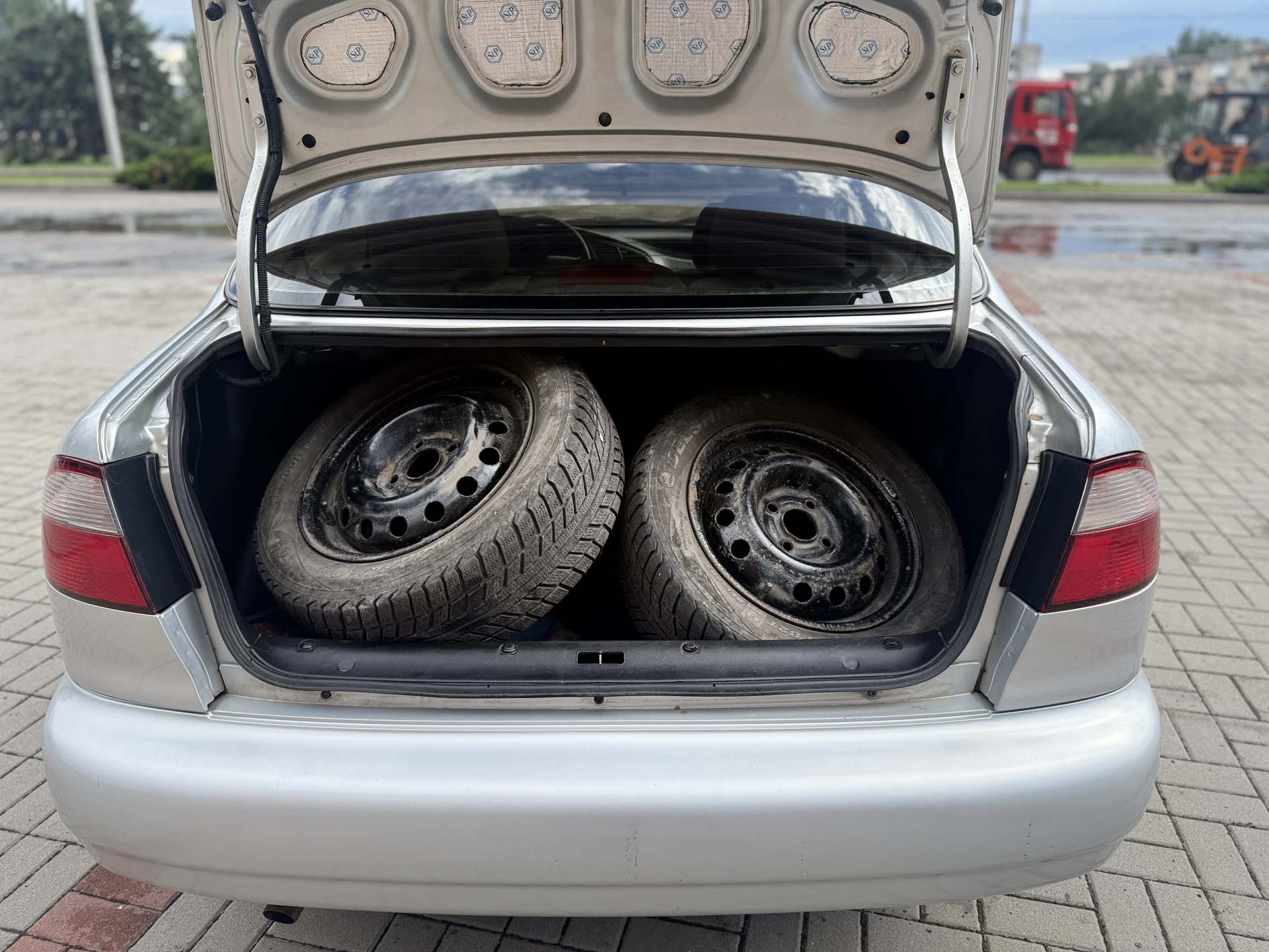 Daewoo lanos дэу ланос 2008 г. в., эксплуатация с 2010. поляк 1.6 16v. куплен в донецке, не пригон. один собственник. не бит, стекла родные. без ржавчины. родной пробег 176 тыс. км. обслужен, акты работ все в сервисной книге до 2026 года. сигнализация с обратной связью (автозапуск, доводчики передних стеклоподъемников). магнитола пионер. машина вся в шумо-вибро изоляции. два комплекта колес на дисках (лето на титанах, зима на штампах). led в птф и фарах. кондиционер рабочий. осмотр донецк. цена 325.000т. р. +79494453530 - фотография - 9
