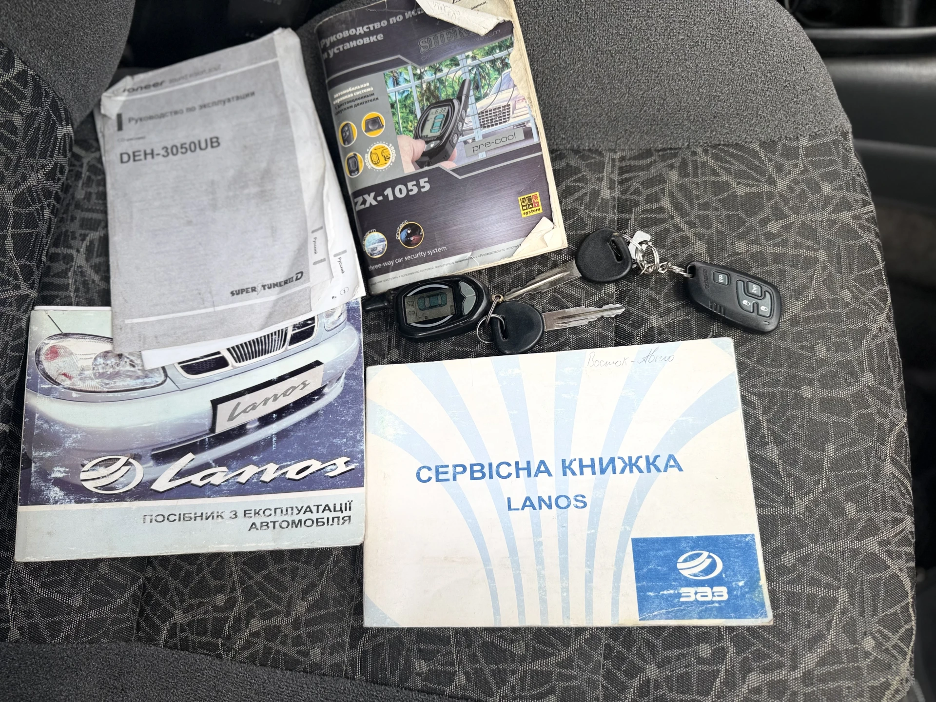 Daewoo lanos дэу ланос 2008 г. в., эксплуатация с 2010. поляк 1.6 16v. куплен в донецке, не пригон. один собственник. не бит, стекла родные. без ржавчины. родной пробег 176 тыс. км. обслужен, акты работ все в сервисной книге до 2026 года. сигнализация с обратной связью (автозапуск, доводчики передних стеклоподъемников). магнитола пионер. машина вся в шумо-вибро изоляции. два комплекта колес на дисках (лето на титанах, зима на штампах). led в птф и фарах. кондиционер рабочий. осмотр донецк. цена 325.000т. р. +79494453530 - фотография - 10