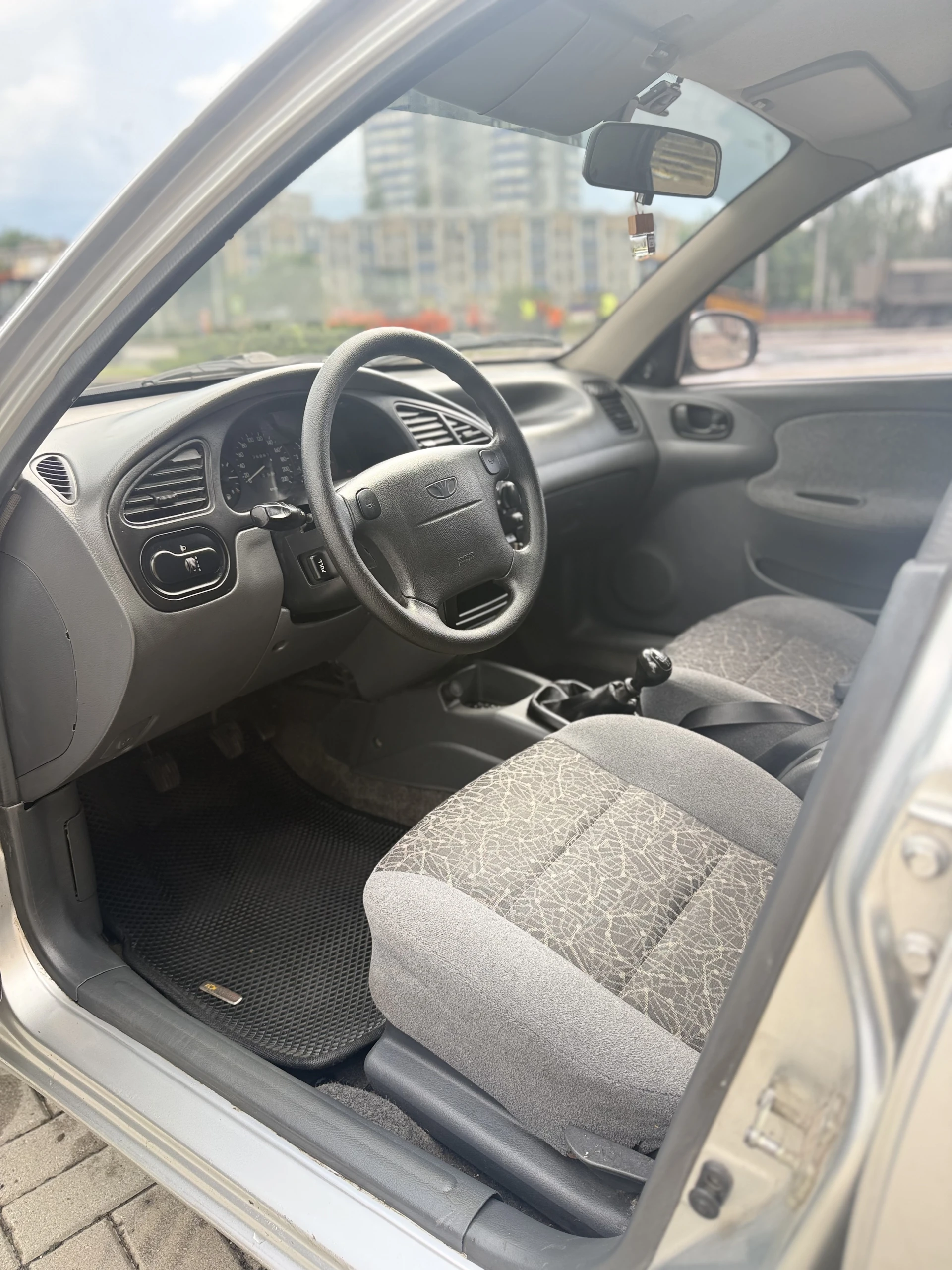 Daewoo lanos дэу ланос 2008 г. в., эксплуатация с 2010. поляк 1.6 16v. куплен в донецке, не пригон. один собственник. не бит, стекла родные. без ржавчины. родной пробег 176 тыс. км. обслужен, акты работ все в сервисной книге до 2026 года. сигнализация с обратной связью (автозапуск, доводчики передних стеклоподъемников). магнитола пионер. машина вся в шумо-вибро изоляции. два комплекта колес на дисках (лето на титанах, зима на штампах). led в птф и фарах. кондиционер рабочий. осмотр донецк. цена 325.000т. р. +79494453530 - фотография - 8