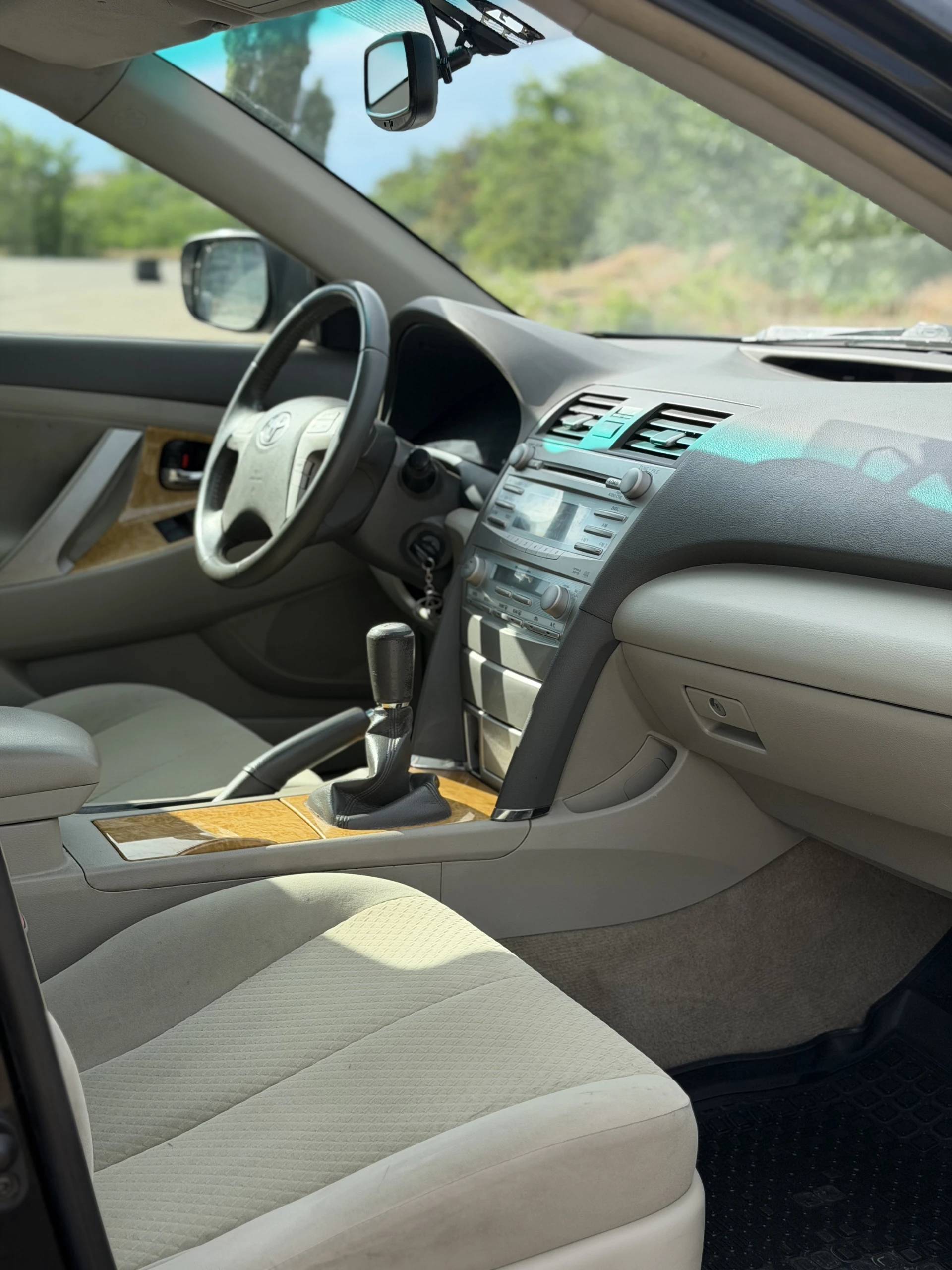 Харцызск toyota camry xv40 2006 г. 2.4 мт двигатель работает ровно, не дымит и не троит. коробка также без нареканий, климат работает исправно. 280.000 оригинального пробега(подтвержден базой). автомобиль дилерский,3 хозяина за 20 лет. полностью рабочая машина, без проблем по технической части, нужно заниматься днищем, 2 комплекта резины лето-зима. цена: 730.000( хороший торг у капота) - фотография - 7