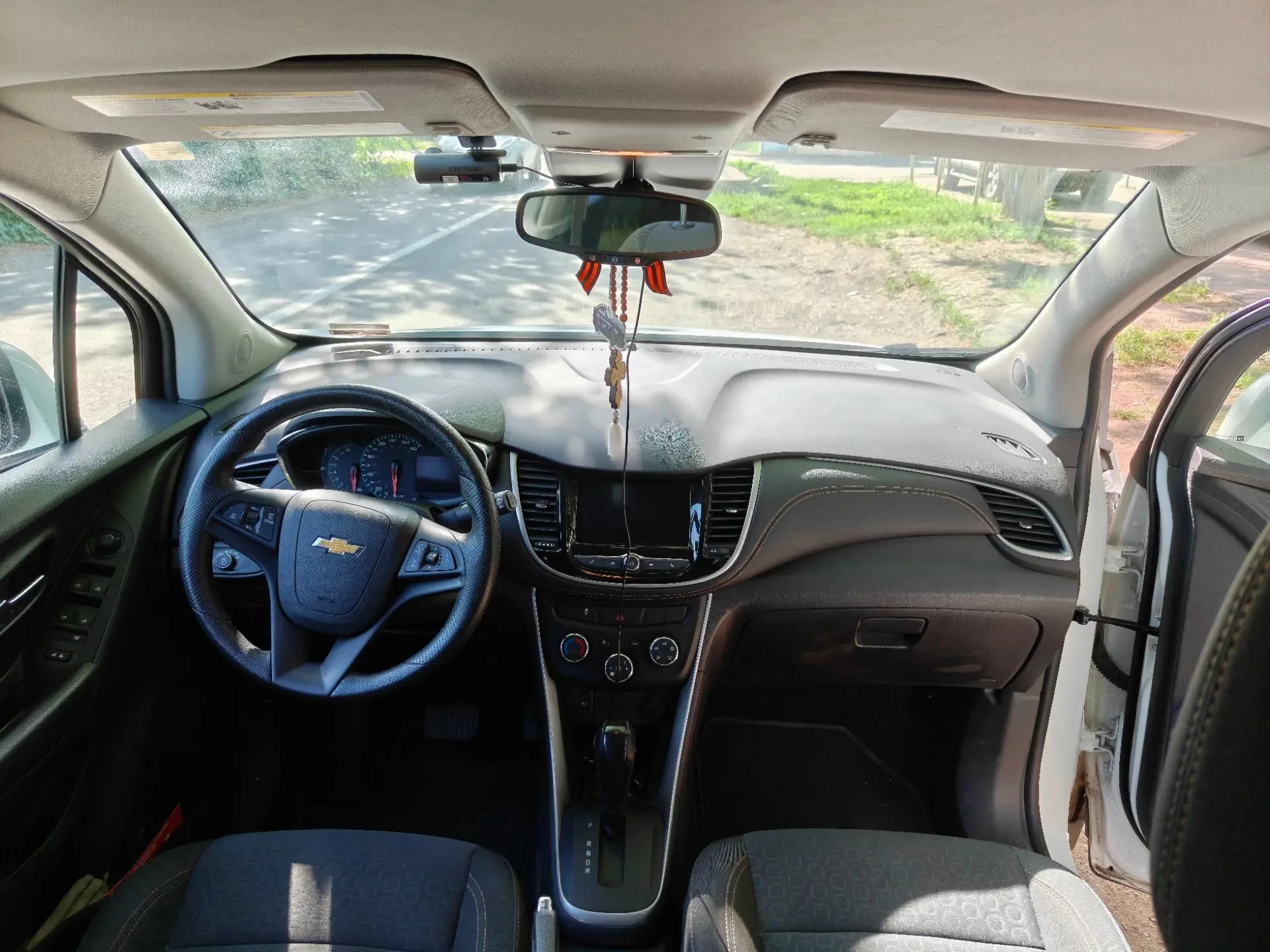 Продаю отличный надёжный корейский компактный кроссовер chevrolet trax, клон opel mokka и buick encore
Дата выпуска 8 месяц 2020 года.

📍 Пробег 88552 км.
⚙ Двигатель 1.4т мощность 140 л. С.  
📀 Коробка передач - 6 ступенчатый классический гидроавтомат.
✅ Передний привод.
✅ Хорошая комплектация есть всё для комфортного вождения, а именно:
📍 Мультимедиа система 6 динамиков с android auto и apple carplay;
📍 Камера заднего вида;
📍Кондиционер;
📍Круиз-контроль;
📍 Система мониторинга давления в шинах;
✅ Штатный дистанционный автозапуск, в комплекте 2 ключа;
✅ Все стёкла родные, безопасность не срабатывала, все подушки на месте.
✅ На пробеге 81 т. Км. Сделана полная замена масла в акпп; 1.5 т. Км. Назад сделано то с заменой масла в двигателе и фильтров.
✅ Приборная панель и мультимедиа русифицированы.
✅ Вместе с авто отдаю зимние шины pirelli ice zero шипованные (куплены в октябре 2025) и два комплекта ковриков.
✅ В сентябре 2025 сделан антикор кузова.

Цена 1,5 🍋.
Контактный телефон +7(949)438-55-35
Tg: @yarikdn85 - фотография - 20