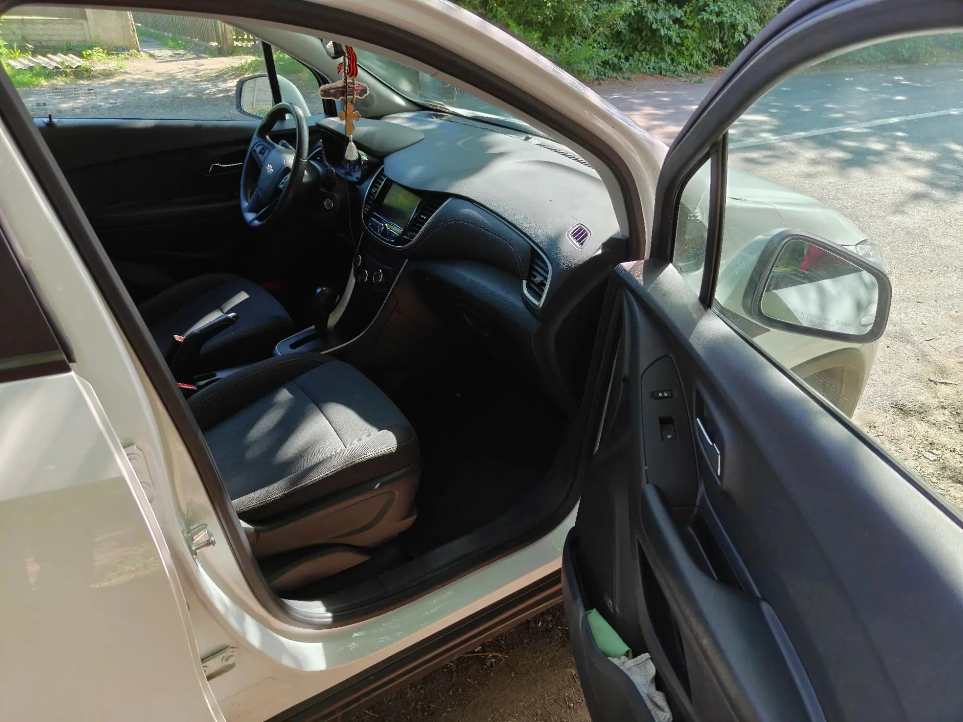 Продаю отличный надёжный корейский компактный кроссовер chevrolet trax, клон opel mokka и buick encore
Дата выпуска 8 месяц 2020 года.

📍 Пробег 88552 км.
⚙ Двигатель 1.4т мощность 140 л. С.  
📀 Коробка передач - 6 ступенчатый классический гидроавтомат.
✅ Передний привод.
✅ Хорошая комплектация есть всё для комфортного вождения, а именно:
📍 Мультимедиа система 6 динамиков с android auto и apple carplay;
📍 Камера заднего вида;
📍Кондиционер;
📍Круиз-контроль;
📍 Система мониторинга давления в шинах;
✅ Штатный дистанционный автозапуск, в комплекте 2 ключа;
✅ Все стёкла родные, безопасность не срабатывала, все подушки на месте.
✅ На пробеге 81 т. Км. Сделана полная замена масла в акпп; 1.5 т. Км. Назад сделано то с заменой масла в двигателе и фильтров.
✅ Приборная панель и мультимедиа русифицированы.
✅ Вместе с авто отдаю зимние шины pirelli ice zero шипованные (куплены в октябре 2025) и два комплекта ковриков.
✅ В сентябре 2025 сделан антикор кузова.

Цена 1,5 🍋.
Контактный телефон +7(949)438-55-35
Tg: @yarikdn85 - фотография - 11