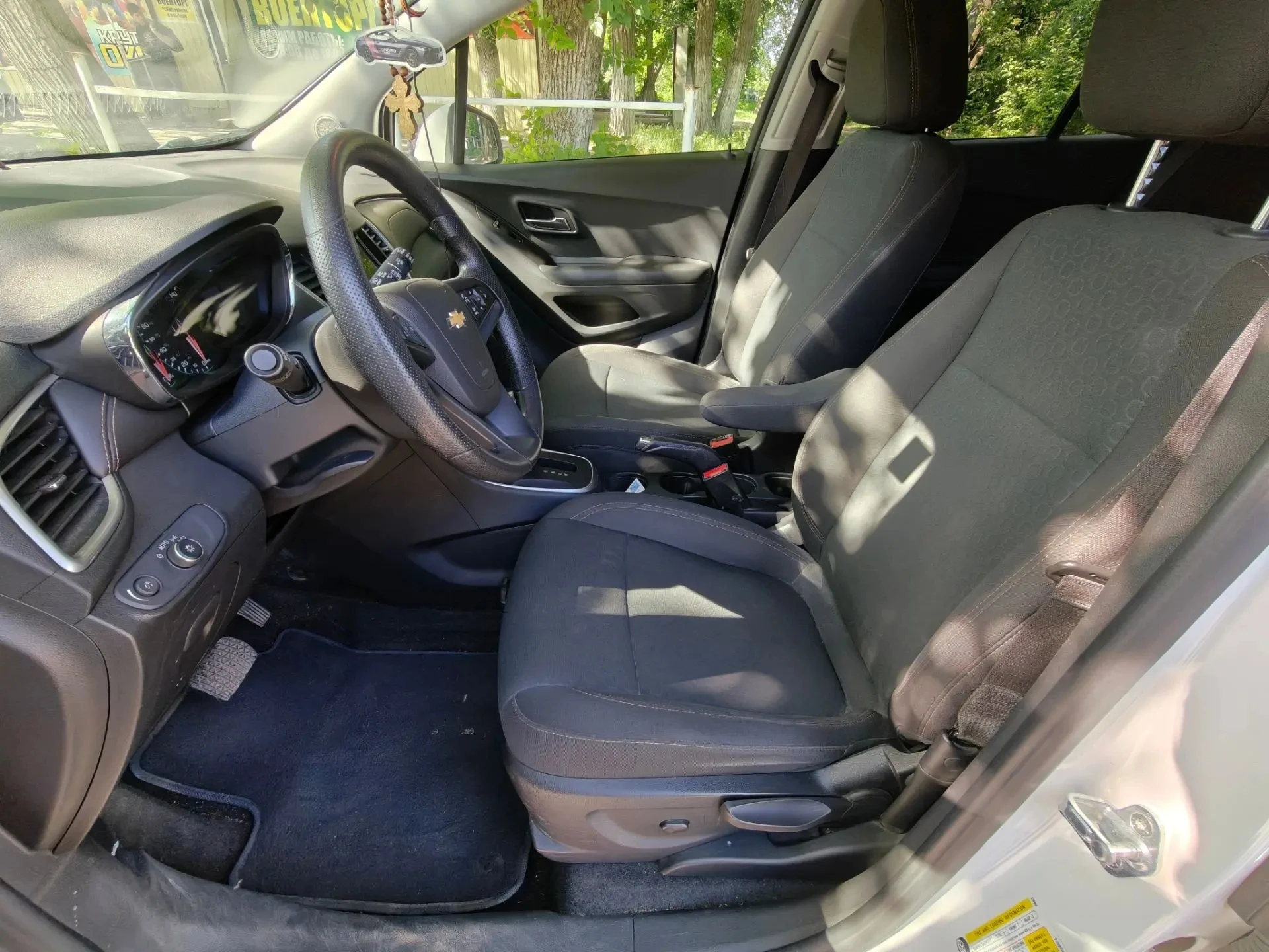 Продаю отличный надёжный корейский компактный кроссовер chevrolet trax, клон opel mokka и buick encore
Дата выпуска 8 месяц 2020 года.

📍 Пробег 88552 км.
⚙ Двигатель 1.4т мощность 140 л. С.  
📀 Коробка передач - 6 ступенчатый классический гидроавтомат.
✅ Передний привод.
✅ Хорошая комплектация есть всё для комфортного вождения, а именно:
📍 Мультимедиа система 6 динамиков с android auto и apple carplay;
📍 Камера заднего вида;
📍Кондиционер;
📍Круиз-контроль;
📍 Система мониторинга давления в шинах;
✅ Штатный дистанционный автозапуск, в комплекте 2 ключа;
✅ Все стёкла родные, безопасность не срабатывала, все подушки на месте.
✅ На пробеге 81 т. Км. Сделана полная замена масла в акпп; 1.5 т. Км. Назад сделано то с заменой масла в двигателе и фильтров.
✅ Приборная панель и мультимедиа русифицированы.
✅ Вместе с авто отдаю зимние шины pirelli ice zero шипованные (куплены в октябре 2025) и два комплекта ковриков.
✅ В сентябре 2025 сделан антикор кузова.

Цена 1,5 🍋.
Контактный телефон +7(949)438-55-35
Tg: @yarikdn85 - фотография - 8