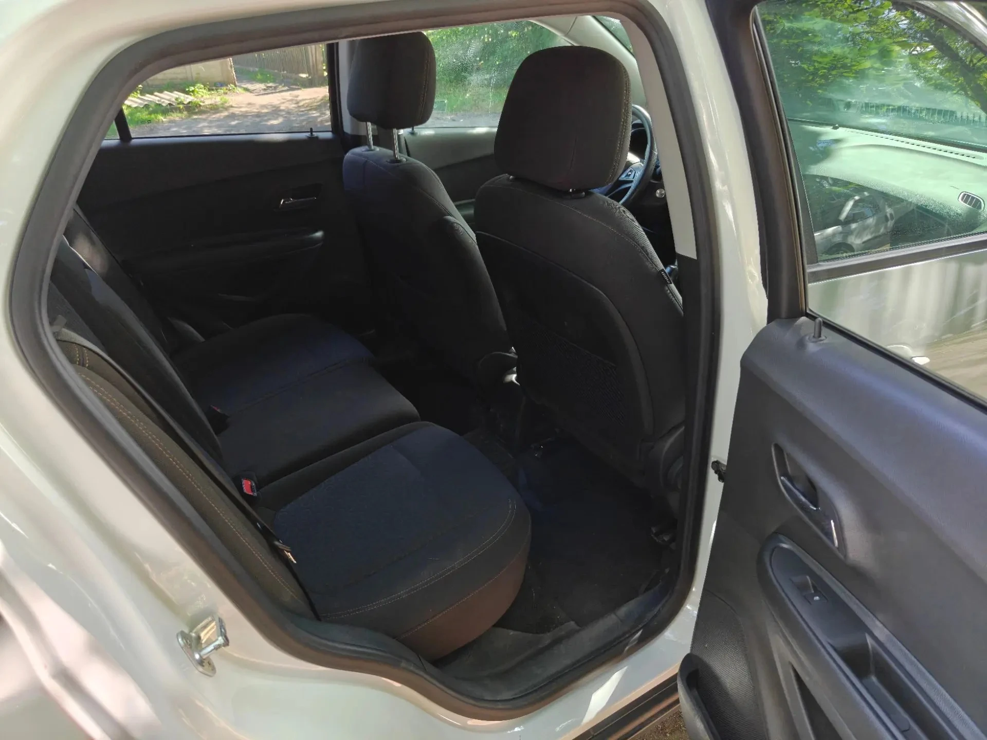 Продаю отличный надёжный корейский компактный кроссовер chevrolet trax, клон opel mokka и buick encore
Дата выпуска 8 месяц 2020 года.

📍 Пробег 88552 км.
⚙ Двигатель 1.4т мощность 140 л. С.  
📀 Коробка передач - 6 ступенчатый классический гидроавтомат.
✅ Передний привод.
✅ Хорошая комплектация есть всё для комфортного вождения, а именно:
📍 Мультимедиа система 6 динамиков с android auto и apple carplay;
📍 Камера заднего вида;
📍Кондиционер;
📍Круиз-контроль;
📍 Система мониторинга давления в шинах;
✅ Штатный дистанционный автозапуск, в комплекте 2 ключа;
✅ Все стёкла родные, безопасность не срабатывала, все подушки на месте.
✅ На пробеге 81 т. Км. Сделана полная замена масла в акпп; 1.5 т. Км. Назад сделано то с заменой масла в двигателе и фильтров.
✅ Приборная панель и мультимедиа русифицированы.
✅ Вместе с авто отдаю зимние шины pirelli ice zero шипованные (куплены в октябре 2025) и два комплекта ковриков.
✅ В сентябре 2025 сделан антикор кузова.

Цена 1,5 🍋.
Контактный телефон +7(949)438-55-35
Tg: @yarikdn85 - фотография - 18