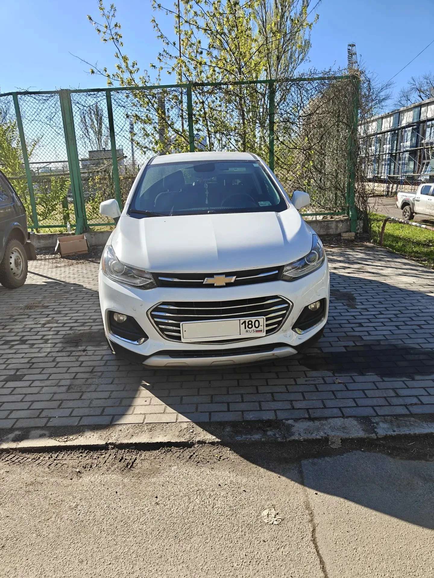 Chevrolet trax, дата выпуска 8 месяц 2020 года. пробег 88552км. двигатель 1.4т мощность 140л. с. коробка передач - 6 ступенчатый классический гидроавтомат. передний привод. комплектация: мультимедиа система 6 динамиков с android auto и apple carplay; кондиционер; круиз-контроль; система мониторинга давления в шинах; штатный дистанционный автозапуск, в комплекте 2 ключа; безопасность не срабатывала, все подушки на месте. на пробеге 81 т. км. сделана полная замена масла в акпп; 1.5 т. км. назад сделано то с заменой масла в двигателе и фильтров. приборная панель и мультимедиа русифицированы. вместе с авто отдаю зимние шины pirelli ice zero шипованные (куплены в октябре 2025) и два комплекта ковриков. приехала из сша в феврале 2025 с пробегом 79т. км. в сентябре 2025 сделана антикоррозийная обработка кузова. цена 1,52 🍋, разумный торг уместен. - фотография - 1