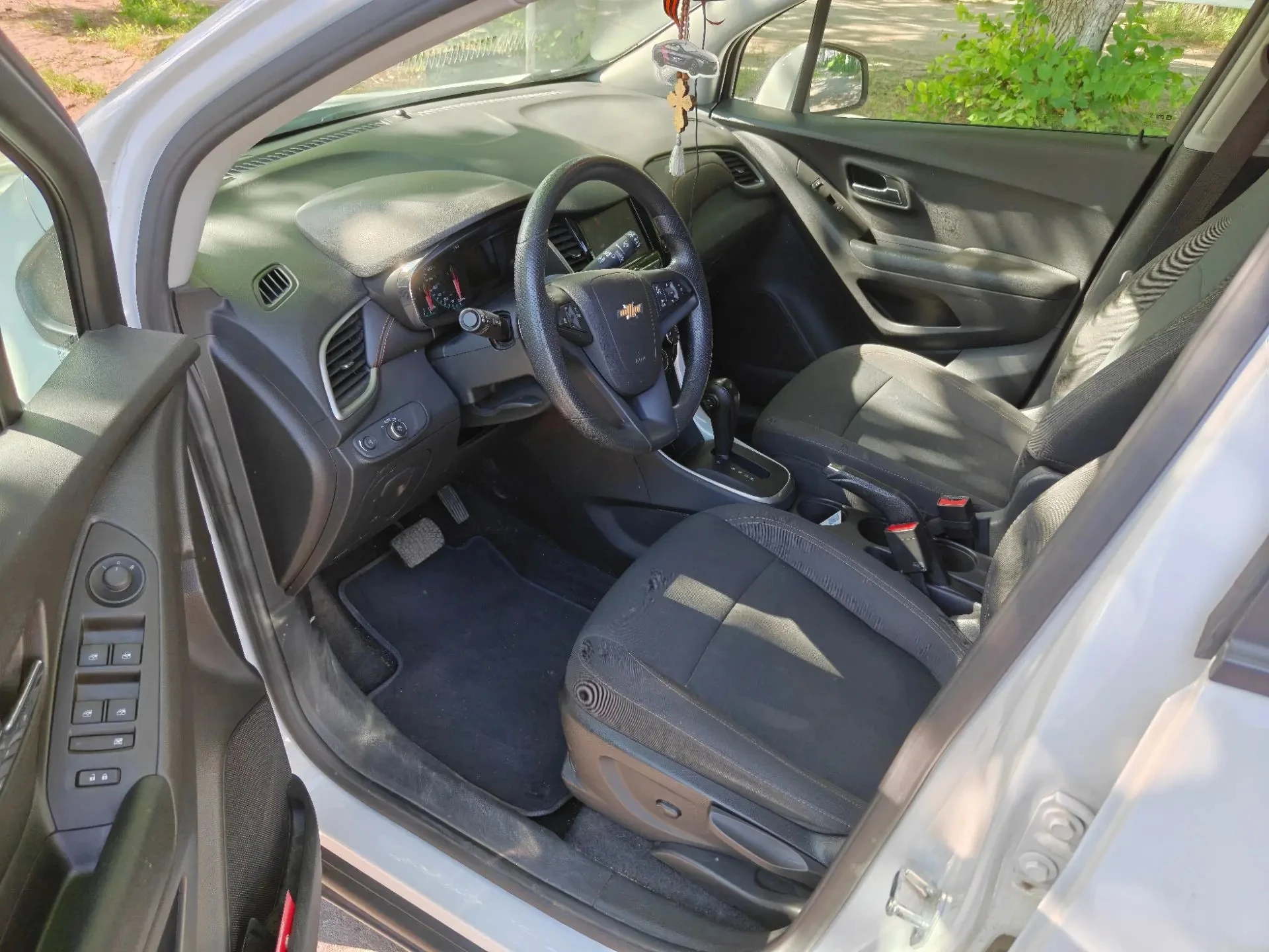Продаю отличный надёжный корейский компактный кроссовер chevrolet trax, клон opel mokka и buick encore
Дата выпуска 8 месяц 2020 года.

📍 Пробег 88552 км.
⚙ Двигатель 1.4т мощность 140 л. С.  
📀 Коробка передач - 6 ступенчатый классический гидроавтомат.
✅ Передний привод.
✅ Хорошая комплектация есть всё для комфортного вождения, а именно:
📍 Мультимедиа система 6 динамиков с android auto и apple carplay;
📍 Камера заднего вида;
📍Кондиционер;
📍Круиз-контроль;
📍 Система мониторинга давления в шинах;
✅ Штатный дистанционный автозапуск, в комплекте 2 ключа;
✅ Все стёкла родные, безопасность не срабатывала, все подушки на месте.
✅ На пробеге 81 т. Км. Сделана полная замена масла в акпп; 1.5 т. Км. Назад сделано то с заменой масла в двигателе и фильтров.
✅ Приборная панель и мультимедиа русифицированы.
✅ Вместе с авто отдаю зимние шины pirelli ice zero шипованные (куплены в октябре 2025) и два комплекта ковриков.
✅ В сентябре 2025 сделан антикор кузова.

Цена 1,5 🍋.
Контактный телефон +7(949)438-55-35
Tg: @yarikdn85 - фотография - 16