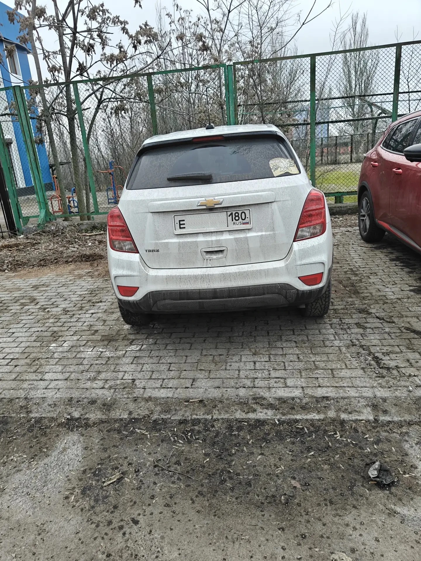 Chevrolet trax, дата выпуска 8 месяц 2020 года. пробег 88552км. двигатель 1.4т мощность 140л. с. коробка передач - 6 ступенчатый классический гидроавтомат. передний привод. комплектация: мультимедиа система 6 динамиков с android auto и apple carplay; кондиционер; круиз-контроль; система мониторинга давления в шинах; штатный дистанционный автозапуск, в комплекте 2 ключа; безопасность не срабатывала, все подушки на месте. на пробеге 81 т. км. сделана полная замена масла в акпп; 1.5 т. км. назад сделано то с заменой масла в двигателе и фильтров. приборная панель и мультимедиа русифицированы. вместе с авто отдаю зимние шины pirelli ice zero шипованные (куплены в октябре 2025) и два комплекта ковриков. приехала из сша в феврале 2025 с пробегом 79т. км. в сентябре 2025 сделана антикоррозийная обработка кузова. цена 1,52 🍋, разумный торг уместен. - фотография - 2