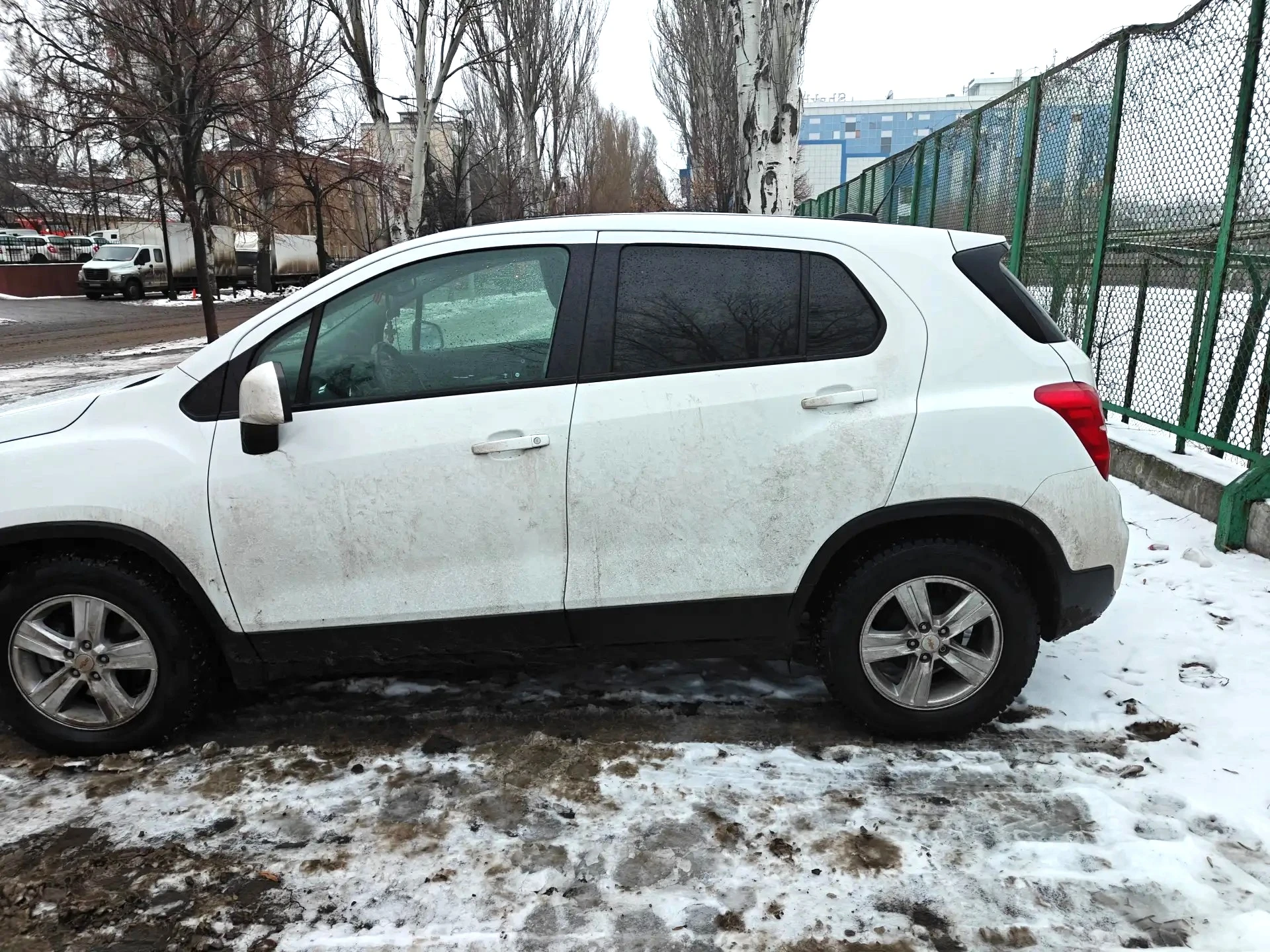 Chevrolet trax, дата выпуска 8 месяц 2020 года. пробег 88552км. двигатель 1.4т мощность 140л. с. коробка передач - 6 ступенчатый классический гидроавтомат. передний привод. комплектация: мультимедиа система 6 динамиков с android auto и apple carplay; кондиционер; круиз-контроль; система мониторинга давления в шинах; штатный дистанционный автозапуск, в комплекте 2 ключа; безопасность не срабатывала, все подушки на месте. на пробеге 81 т. км. сделана полная замена масла в акпп; 1.5 т. км. назад сделано то с заменой масла в двигателе и фильтров. приборная панель и мультимедиа русифицированы. вместе с авто отдаю зимние шины pirelli ice zero шипованные (куплены в октябре 2025) и два комплекта ковриков. приехала из сша в феврале 2025 с пробегом 79т. км. в сентябре 2025 сделана антикоррозийная обработка кузова. цена 1,52 🍋, разумный торг уместен. - фотография - 3