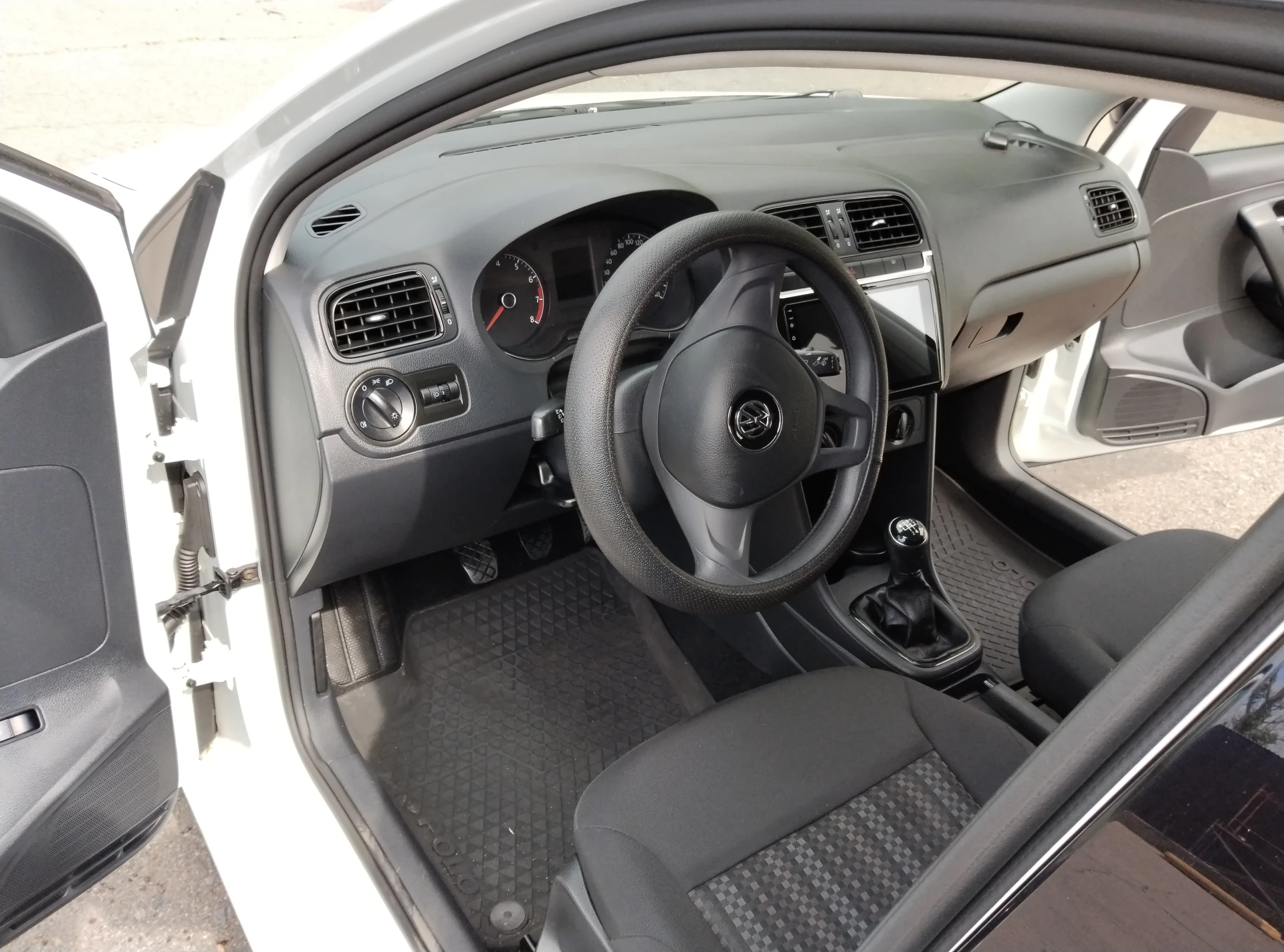 Volkswagen polo 2018 белого цвета в хорошем состоянии, двигатель 1.6, 90 л. с. пробег 123700 км. цена 930000 р. +79495367068 - фотография - 4