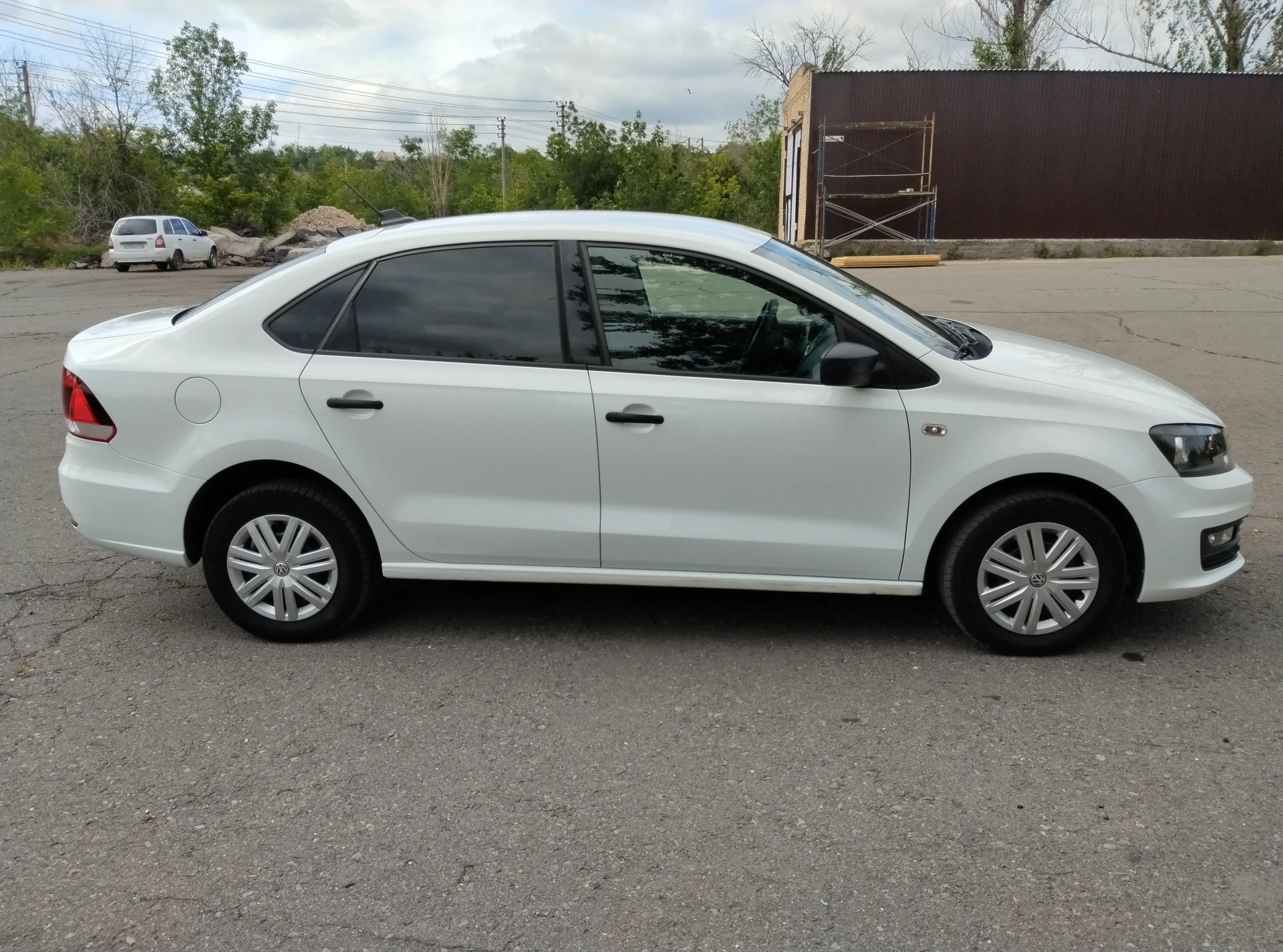 Volkswagen polo 2018 белого цвета в хорошем состоянии, двигатель 1.6, 90 л. с. пробег 123700 км. цена 930000 р. +79495367068 - фотография - 3