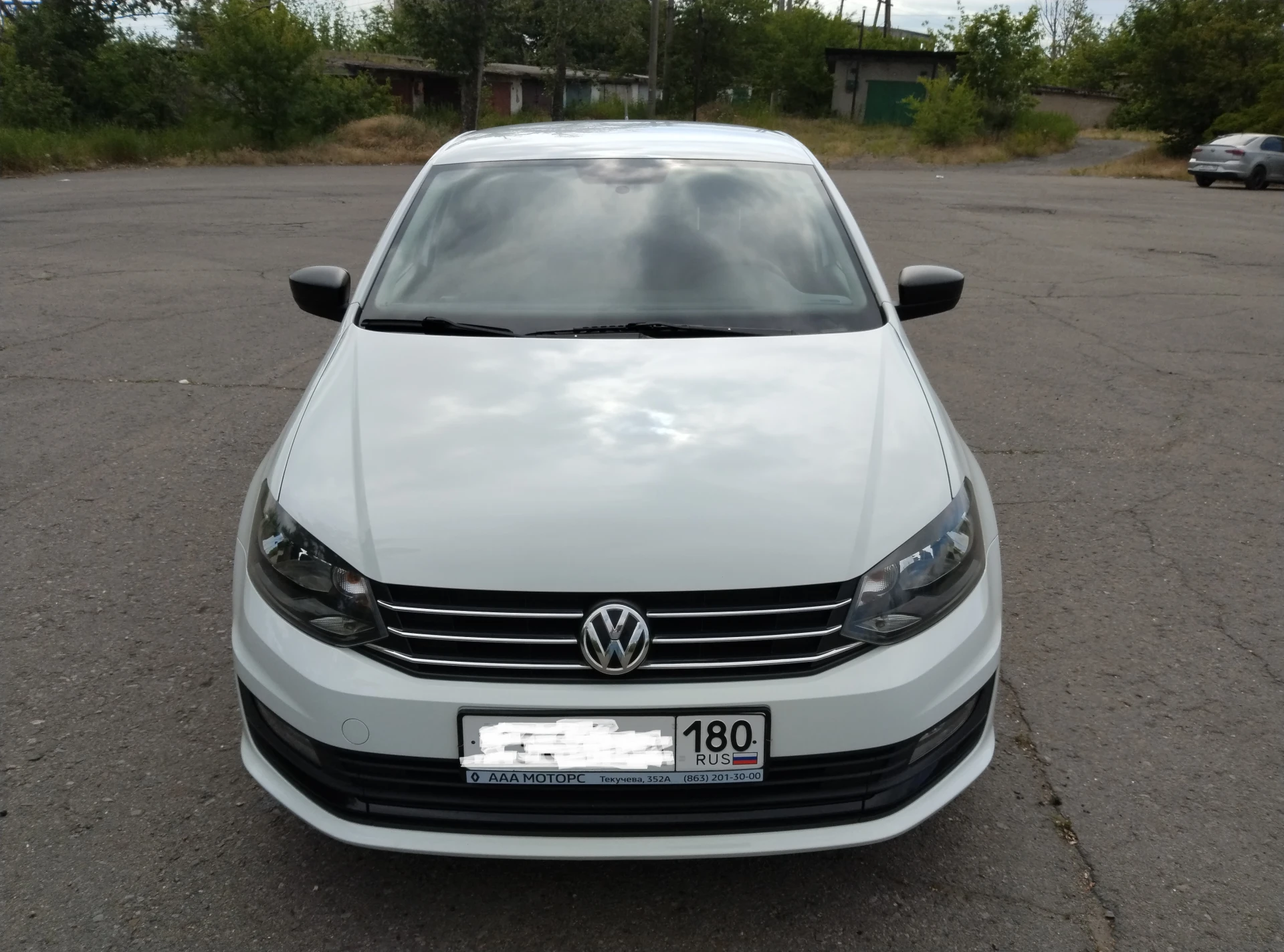 Volkswagen polo 2018 белого цвета в хорошем состоянии, двигатель 1.6, 90 л. с. пробег 123700 км. цена 930000 р. +79495367068 - фотография - 1