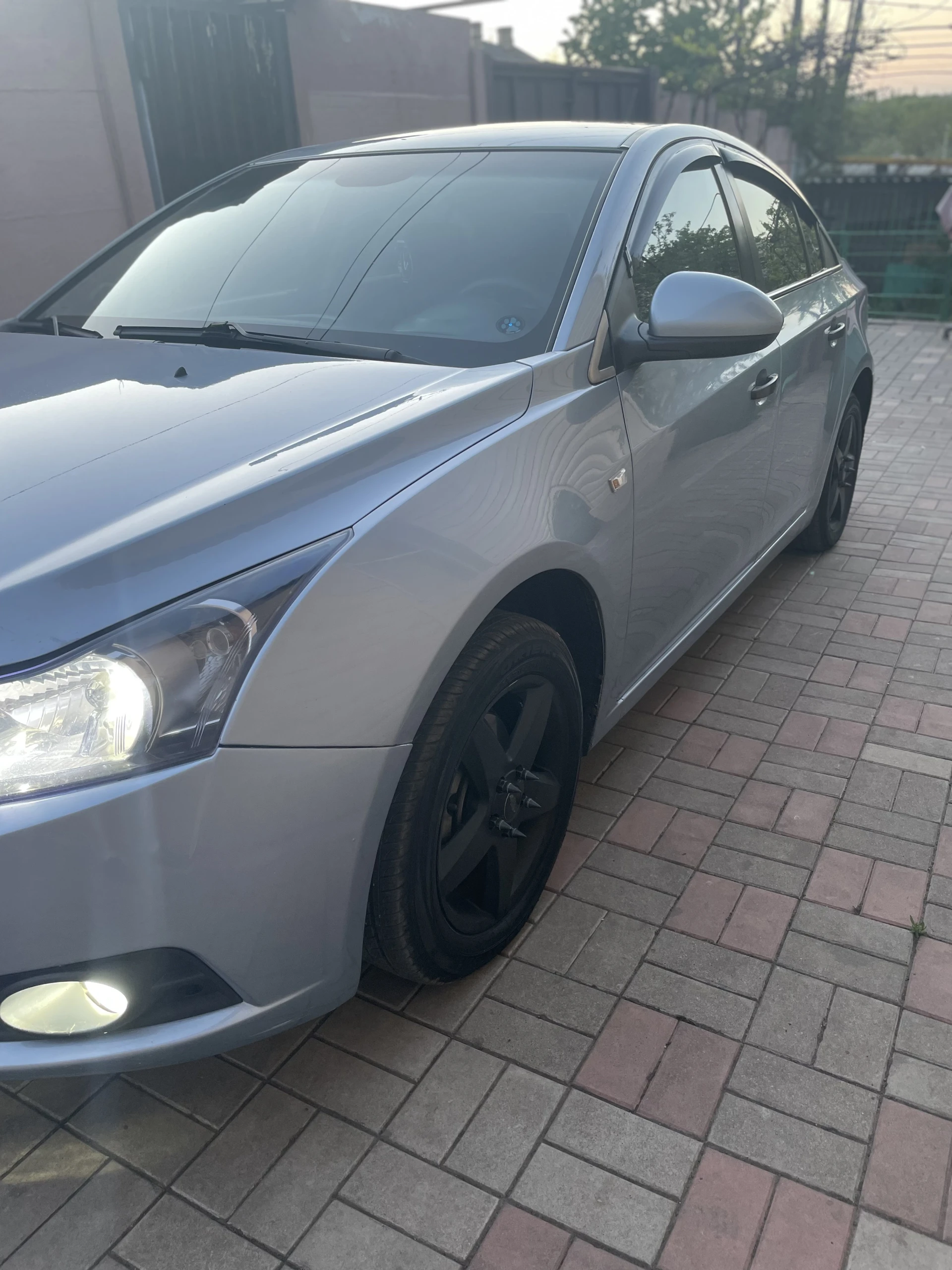 Продам chevrolet cruze 2009г. в.1.6 автомат. автомобиль в отличном состоянии. двигатель и коробка без нареканий. грм поменян. ходовая обслужена полностью, ничего не стучит, не скрипит(недавно ставились новые передние рычаги в сборе, опорные подшипники, передние и задние стойки, колодки в круг, задние суппорта, антифриз, масло в гуре, в коробке тоже заменил масло и тд. планшет, саб, камера заднего вида. в авто есть всё для комфортной езды кондиционер(заправлен)подогрев сидений, эл. зеркала, эл. стеклоподъёмники, всё работает. передний свет ближний, дальний, туманки всё лэд. задняя оптика диодная. стёкла все родные включая лобовое. документы чистые без штрафов и тд. +7949-517-72-17 - фотография - 3