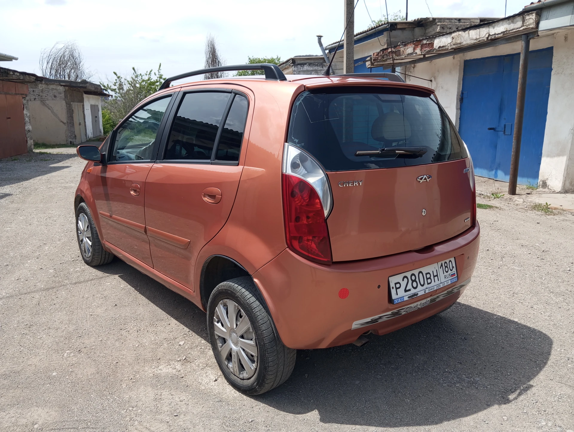 Продам chery s12 kimo 2008г. 1.3 бензин, родной пробег: 143т. авто местное, не пригон! была в одних руках. в хорошем состоянии, не бита в родном окрасе, стекла в родне. дно, пороги, стаканы все целое. гаражное хранение! двигатель шепчет, кпп подвеска все отлично, в общем сел и поехал! abs, airbag, гур, эл/стекла-зеркала, кондиционер рабочий холодит, ц/замок- сигнализация, штат. магнитола и т. д. хорошее авто на свои деньги! местный учет, документы в порядке! ц: 250.000р. енакиево. +79493652755. - фотография - 5