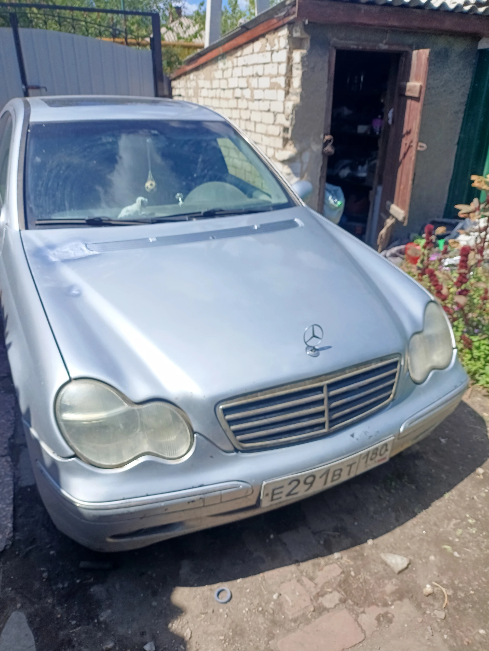 Мерседес ц200 2003год, автомат газ бензин,550000 +торг. +79490779023 или +79493798824. - фотография - 2