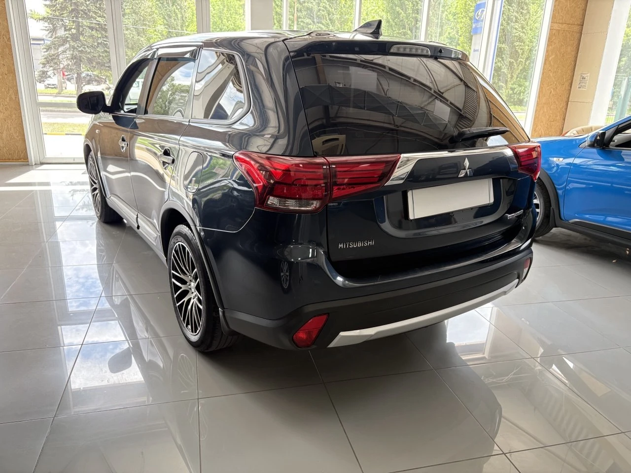 Автомобиль mitsubishi outlander 2018г. Переднеприводный
Двс 2.0 л. , 146 л. С.
Пробег 131000км
Кпп вариатор
В комплектации abs, полный эл. Пакет, эл. Ст. Подъемники, климат контроль однозонный, датчик света, кондиционер, камера заднего обзора, видеорегистратор, диски r18
Авто обслужен, вложений не требует!
Цена 1 950 000 руб.
Авто находится в автосалоне hyundai, г. Макеевка, донецкое шоссе, 140
Консультации по тел. +7 949 518-24-98 - фотография - 6