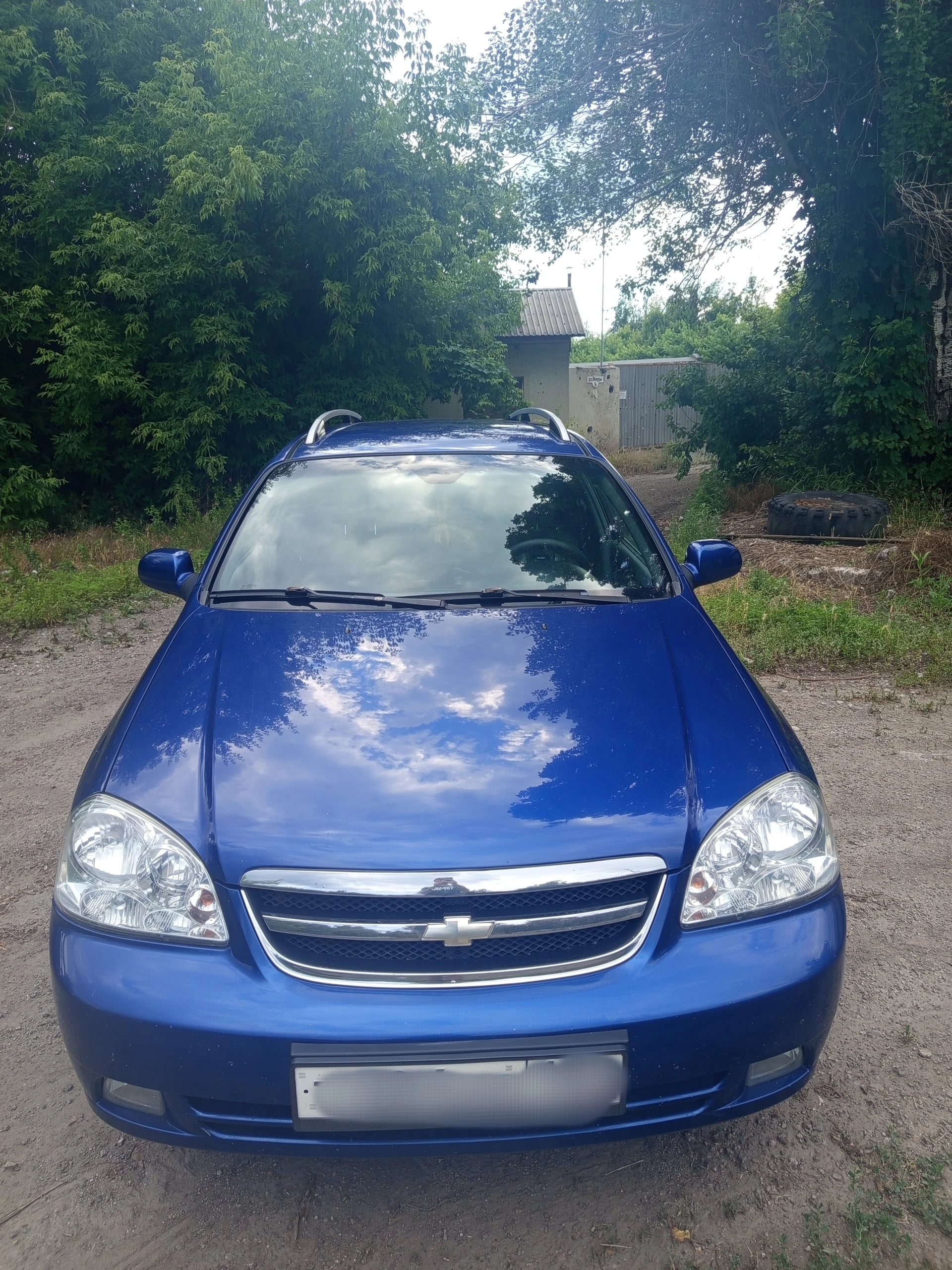 Продам chevrolet lacetti свой личный автомобиль. Ухоженный, в хорошем состоянии. Хорошая комплектация с климат контролем, полный комплект стеклоподъемников с доводчиками, датчик дождя и тд. Отличный двигатель 1.8, масло не берет от замены до замены. Пробег 300000 км, 122 л. С. , передний привод, механика. Установлено гбо, работает отлично как на бензине, так и на пропане. Есть косметические окрасы арок и низа дверей. Авто обработано антикором, пороги гравитексом, скрытые полости мовилем. Своевременно обслуживался. Есть сервисная книжка. Оригинальный птс. В салоне не курили. Зимняя резина в комплекте. Полный комплект ключей и документов. Обмен не интересует. Цена 650000 руб, +79493819267 - денис. - фотография - 3