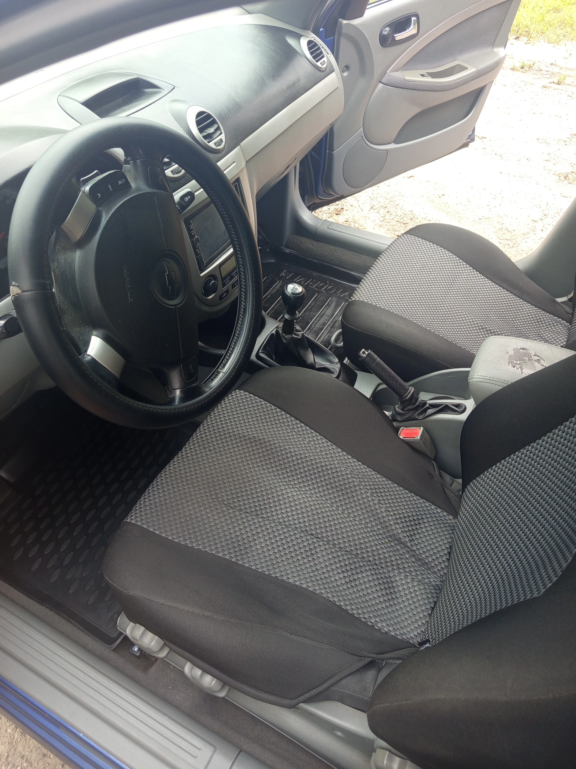 Продам chevrolet lacetti свой личный автомобиль. Ухоженный, в хорошем состоянии. Хорошая комплектация с климат контролем, полный комплект стеклоподъемников с доводчиками, датчик дождя и тд. Отличный двигатель 1.8, масло не берет от замены до замены. Пробег 300000 км, 122 л. С. , передний привод, механика. Установлено гбо, работает отлично как на бензине, так и на пропане. Есть косметические окрасы арок и низа дверей. Авто обработано антикором, пороги гравитексом, скрытые полости мовилем. Своевременно обслуживался. Есть сервисная книжка. Оригинальный птс. В салоне не курили. Зимняя резина в комплекте. Полный комплект ключей и документов. Обмен не интересует. Цена 650000 руб, +79493819267 - денис. - фотография - 7