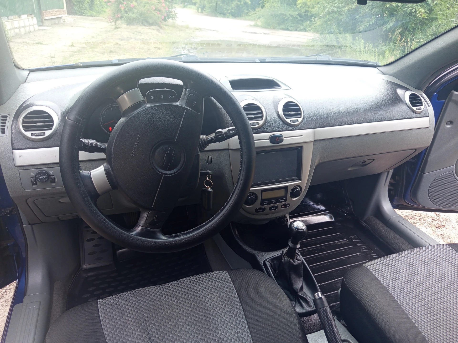 Продам chevrolet lacetti свой личный автомобиль. Ухоженный, в хорошем состоянии. Хорошая комплектация с климат контролем, полный комплект стеклоподъемников с доводчиками, датчик дождя и тд. Отличный двигатель 1.8, масло не берет от замены до замены. Пробег 300000 км, 122 л. С. , передний привод, механика. Установлено гбо, работает отлично как на бензине, так и на пропане. Есть косметические окрасы арок и низа дверей. Авто обработано антикором, пороги гравитексом, скрытые полости мовилем. Своевременно обслуживался. Есть сервисная книжка. Оригинальный птс. В салоне не курили. Зимняя резина в комплекте. Полный комплект ключей и документов. Обмен не интересует. Цена 650000 руб, +79493819267 - денис. - фотография - 5