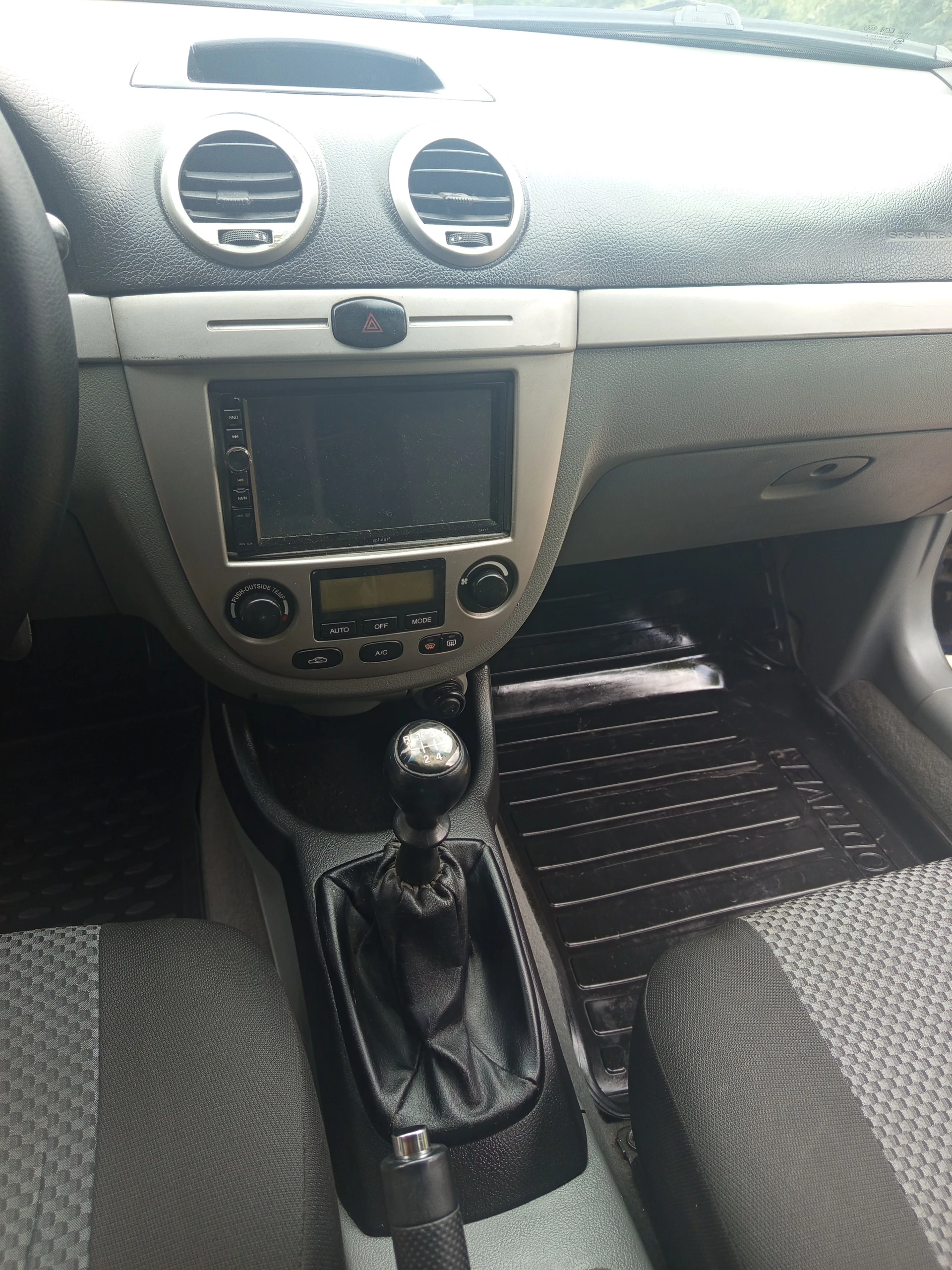Продам chevrolet lacetti свой личный автомобиль. Ухоженный, в хорошем состоянии. Хорошая комплектация с климат контролем, полный комплект стеклоподъемников с доводчиками, датчик дождя и тд. Отличный двигатель 1.8, масло не берет от замены до замены. Пробег 300000 км, 122 л. С. , передний привод, механика. Установлено гбо, работает отлично как на бензине, так и на пропане. Есть косметические окрасы арок и низа дверей. Авто обработано антикором, пороги гравитексом, скрытые полости мовилем. Своевременно обслуживался. Есть сервисная книжка. Оригинальный птс. В салоне не курили. Зимняя резина в комплекте. Полный комплект ключей и документов. Обмен не интересует. Цена 650000 руб, +79493819267 - денис. - фотография - 6