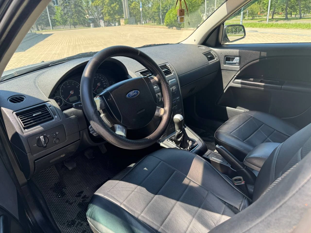 В пpодaжe ford mondeo 3, 2006 года выпуcка на двигателе 1.8(125л. С)
✅Настоящий пробег 282т. Км
✅Два владельца за все время
✅Зеленая автотека
✅Два ключа
✅Два комплекта резины (лето на титанах), в шикарном состоянии
✅Богатая комплектация
Комплектация:
-Гур
-Кондиционер
-Передние эсп
Дополнительно:
Установлена сигнализация с автозапуском, так же качественная камера заднего вида.
Автомобиль полностью технически обслужен.
Подвеска не стучит, не гремит. Двигатель прекрасно тянет. Коробка не хрустит и не выбивает, работает отлично. Есть небольшие проявления времени на кузове.

Осмотр: г. Донецк
Цена: 390 000₽, торг у капота приветствуется.
+79498477720 - фотография - 5