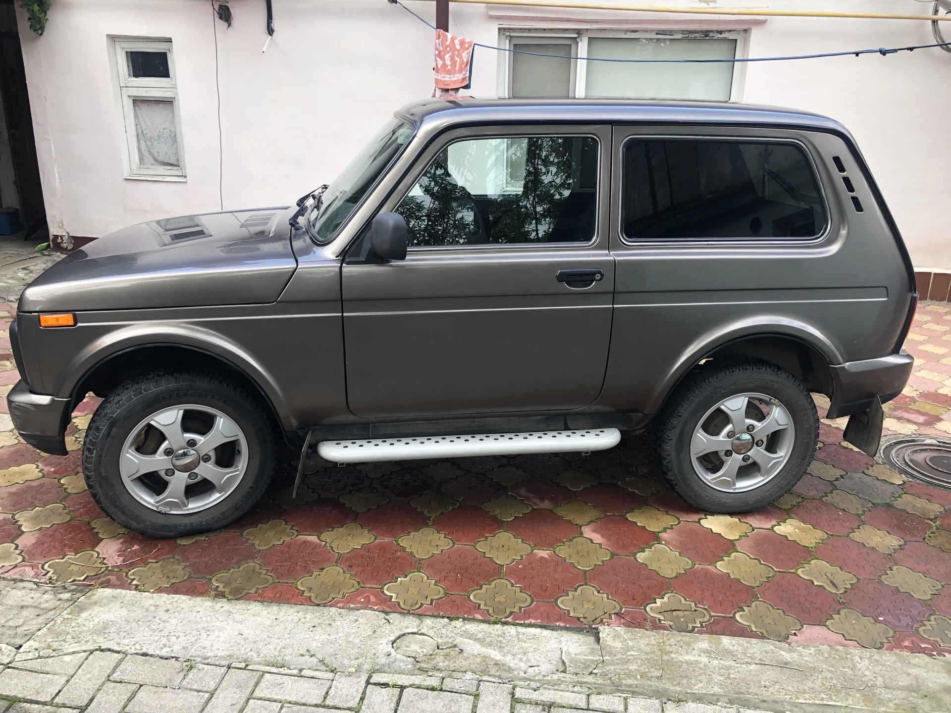 Ваз 212140 нива урбан. Автомобиль куплен в г. Ростов на дону, автосалон "кристалл" в 2015г. С дополнительной антикорозийкой и шумкой, подкрылки, сигнализация, коврики резина, пороги, радио. Эксплуатировался для зимы с ноября по март. Замена масла ежегодно, независимо от пробега. Заменил глушитель, датчик скорости, тросик открывания капота. Купил масло для замены в коробках и мостах, но, пока, не менял. Купил амортизатор задний, правый (показалось, что мокрый), но - высохло! Прицепное устройство есть, но не установил. По кузову есть зацепки на бамперах (ну - чай не bently). - фотография - 3