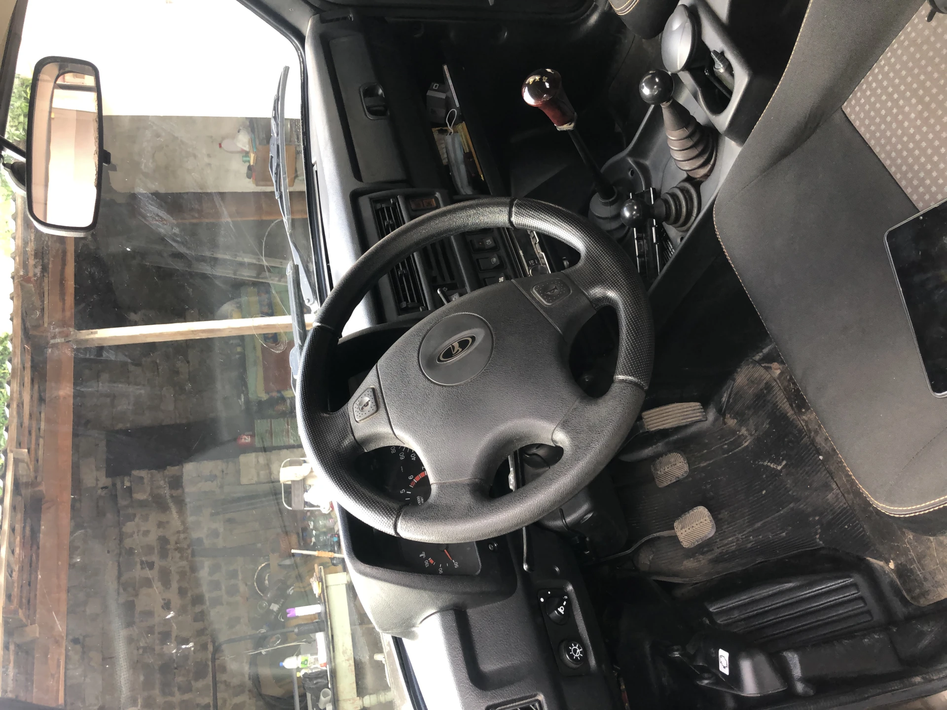 Ваз 212140 нива урбан. Автомобиль куплен в г. Ростов на дону, автосалон "кристалл" в 2015г. С дополнительной антикорозийкой и шумкой, подкрылки, сигнализация, коврики резина, пороги, радио. Эксплуатировался для зимы с ноября по март. Замена масла ежегодно, независимо от пробега. Заменил глушитель, датчик скорости, тросик открывания капота. Купил масло для замены в коробках и мостах, но, пока, не менял. Купил амортизатор задний, правый (показалось, что мокрый), но - высохло! Прицепное устройство есть, но не установил. По кузову есть зацепки на бамперах (ну - чай не bently). - фотография - 6