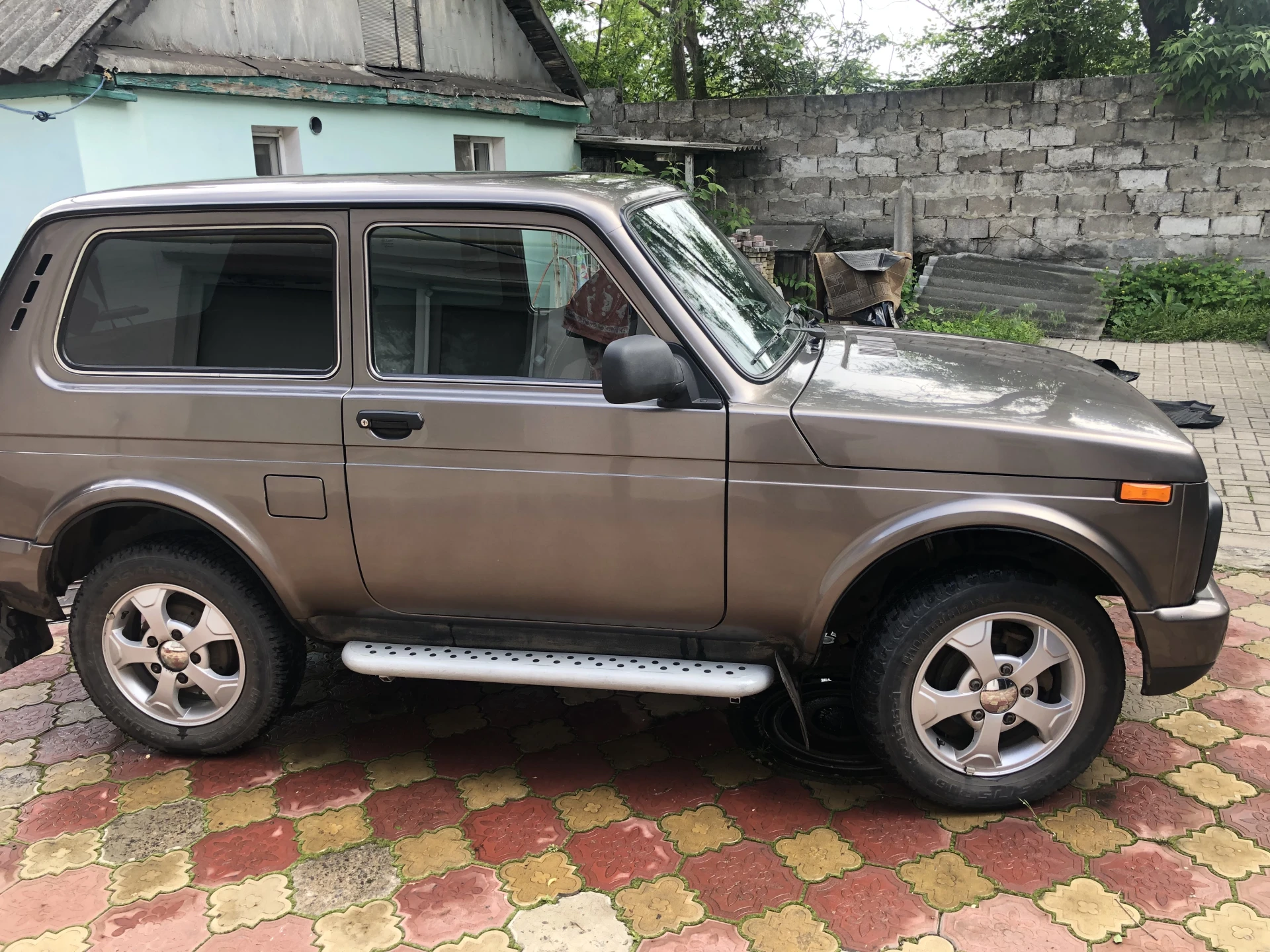 Ваз 212140 нива урбан. Автомобиль куплен в г. Ростов на дону, автосалон "кристалл" в 2015г. С дополнительной антикорозийкой и шумкой, подкрылки, сигнализация, коврики резина, пороги, радио. Эксплуатировался для зимы с ноября по март. Замена масла ежегодно, независимо от пробега. Заменил глушитель, датчик скорости, тросик открывания капота. Купил масло для замены в коробках и мостах, но, пока, не менял. Купил амортизатор задний, правый (показалось, что мокрый), но - высохло! Прицепное устройство есть, но не установил. По кузову есть зацепки на бамперах (ну - чай не bently). - фотография - 2