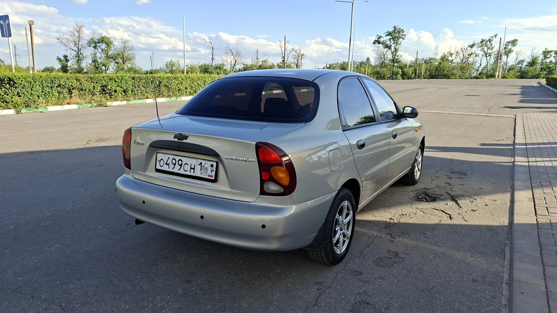 Продам шевроле ланос цена 320тыс, рублей торг,2008год, объем двигателя 1,5 комплектация sx, кондиционер, передние электростеклоподьемники, гидроусилитель руля, air bag, два ключа, два брелка сигнализация, свет led линза, парктроник, тонировка, шины летние диски r14,ходовая в норм, ,с документами порядок, не гнилая не ржавая не варена, в хорошем состоянии смотреть авто город шахтёрск все интересующие вопросы по телефону+79495963046 - фотография - 7
