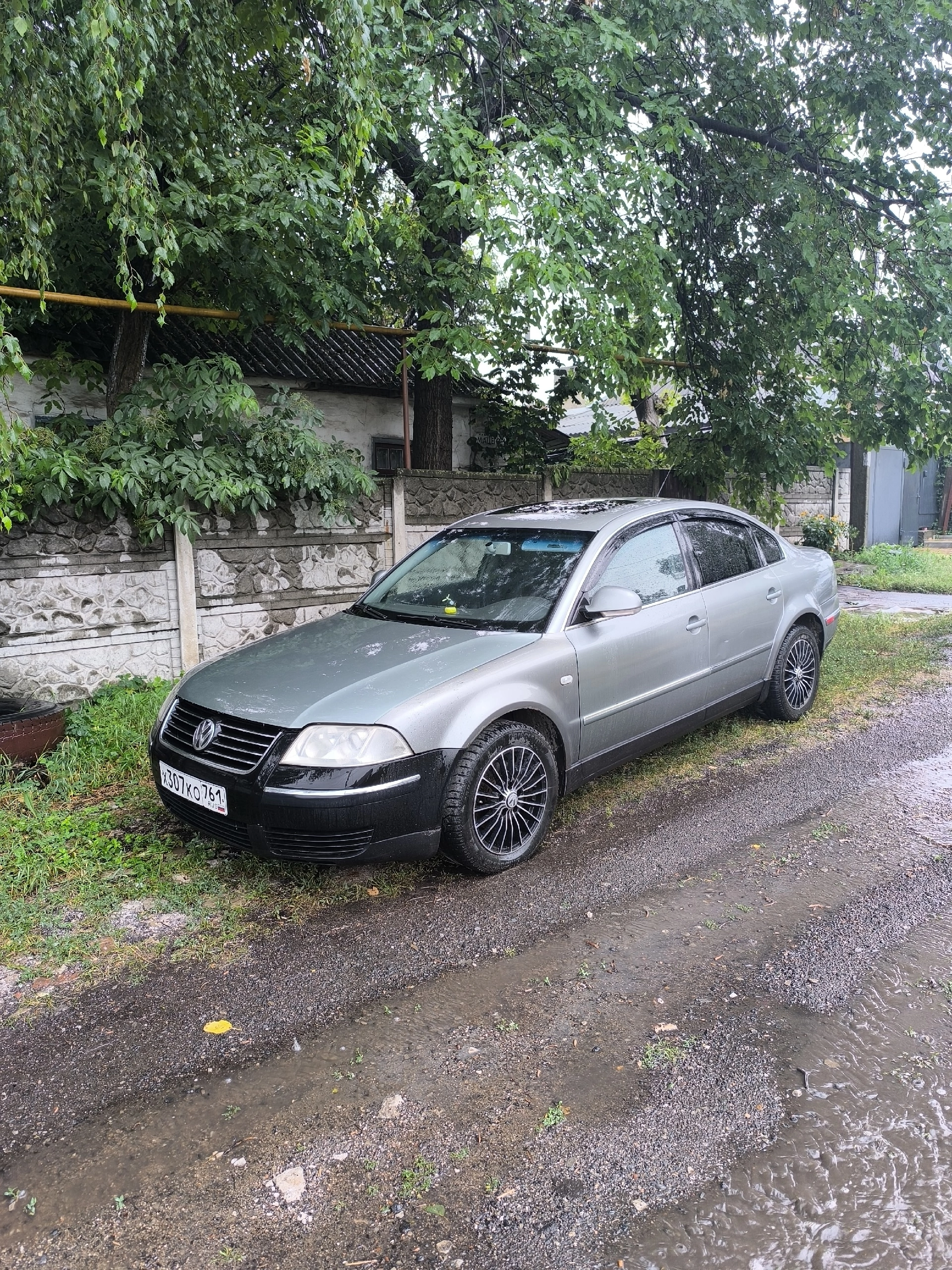 Продам volkswagen passat 2004 рейсталинг 1.8 турбированный. Коробка автомат. На ходу, сел поехал. По кузову есть косяки незначительные. Кожаный салон, подогрев сидений, хорошая мультимедиа(встроенный сенсорный монитор), abs, esp, кондиционер, задняя камера, круиз контроль, электро зеркала. Пробег 395 000 родной. В машину влаживал, не жалел (заказ наряды имеются). С продажей не спешу, купил другой автомобиль.
С машиной отдам - багажник на крышу, новая защита под днище(купил не поставил).
Осмотр - г. Донецк днр(ленинский район)
Реальному покупателю торг!
+79499847129 - фотография - 2