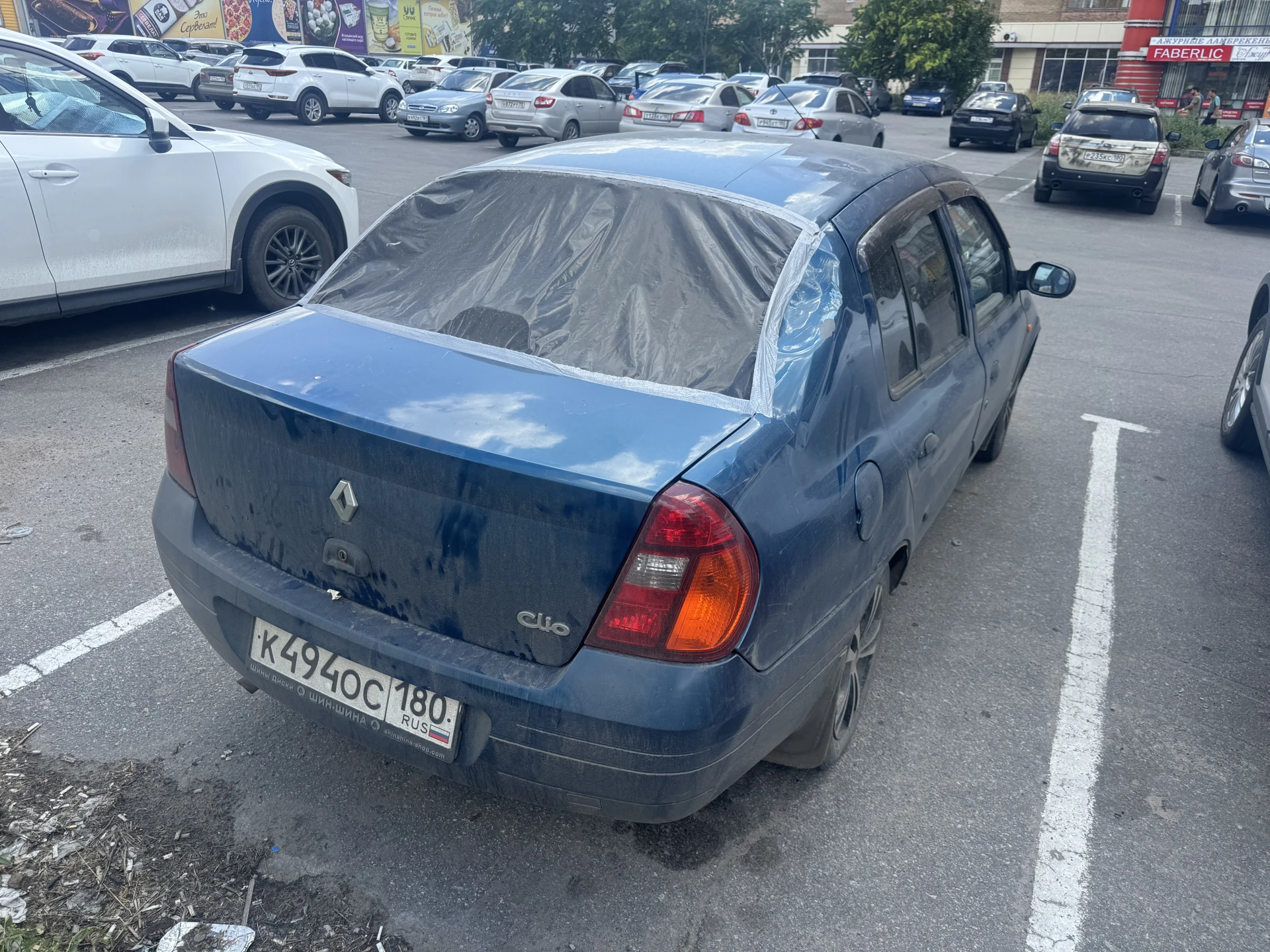 Продам свою ласточку, в семье с 2001 года, покупал дед в автосалоне. Машина как вторая в семье. Полностью обслужена, капиталили двигатель в 2025 году, менял все, что говорили, стартер, генератор, новый радиатор, помпа, печка, комплект зимней резины новый на дисках, летняя резина старая, купил новую резину, в мая 2026 обслужил полностью гбо, работает в машине все! Машина не гнилая, лак с лкп начал облезать, также на фото видно примятость на задней стойке, упало дерево, все можно сделать при желании, контакты мастеров дам. Продажа в связи с ненадобностью. Также отдам в подарок второй мотор, покупал дед на донора, зачем не знаю. Без торга, посмотрите ланосы и вы скажете, что эта машина самая лучшая. - фотография - 3