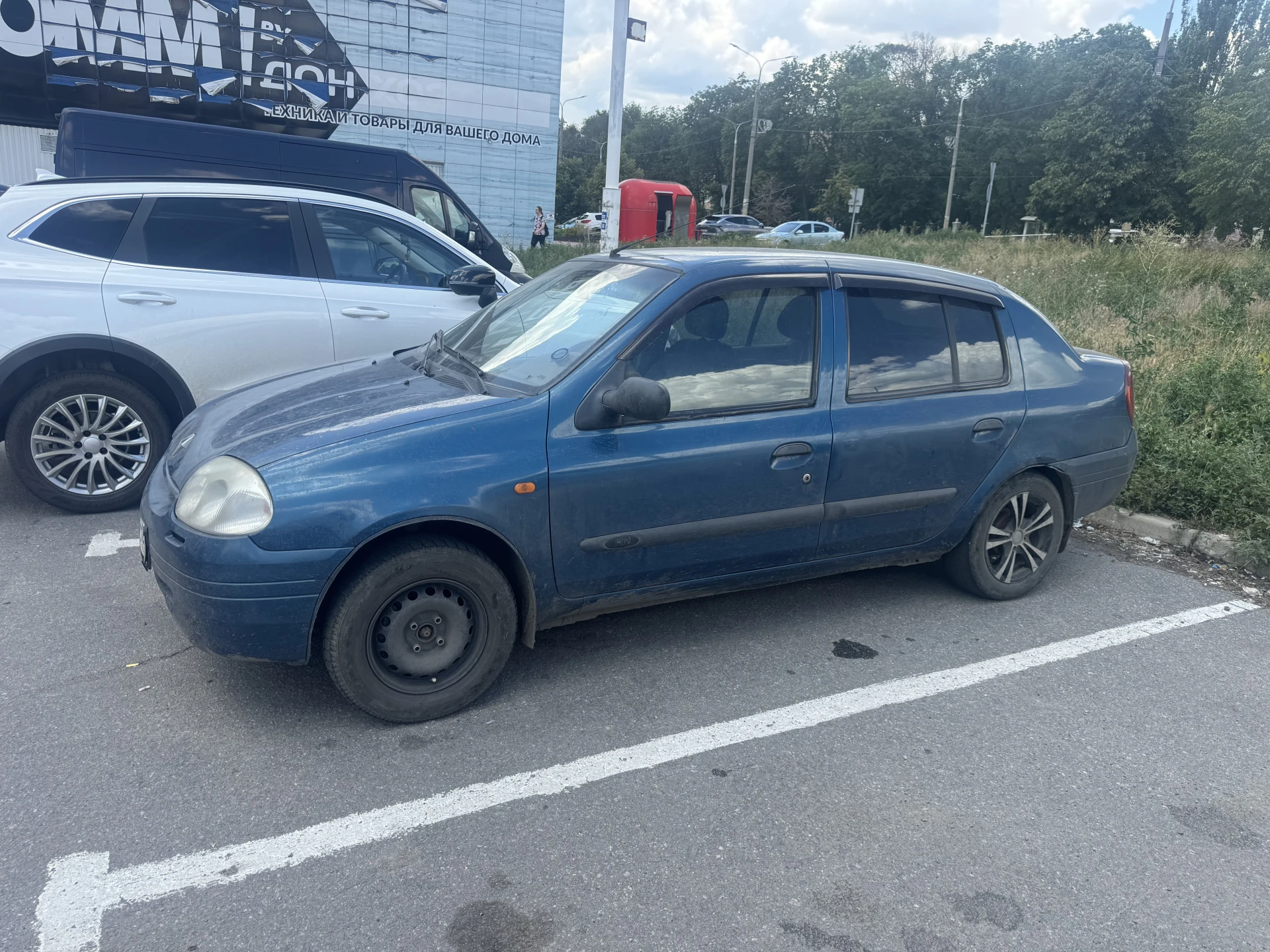Продам свою ласточку, в семье с 2001 года, покупал дед в автосалоне. Машина как вторая в семье. Полностью обслужена, капиталили двигатель в 2025 году, менял все, что говорили, стартер, генератор, новый радиатор, помпа, печка, комплект зимней резины новый на дисках, летняя резина старая, купил новую резину, в мая 2026 обслужил полностью гбо, работает в машине все! Машина не гнилая, лак с лкп начал облезать, также на фото видно примятость на задней стойке, упало дерево, все можно сделать при желании, контакты мастеров дам. Продажа в связи с ненадобностью. Также отдам в подарок второй мотор, покупал дед на донора, зачем не знаю. Без торга, посмотрите ланосы и вы скажете, что эта машина самая лучшая. - фотография - 2