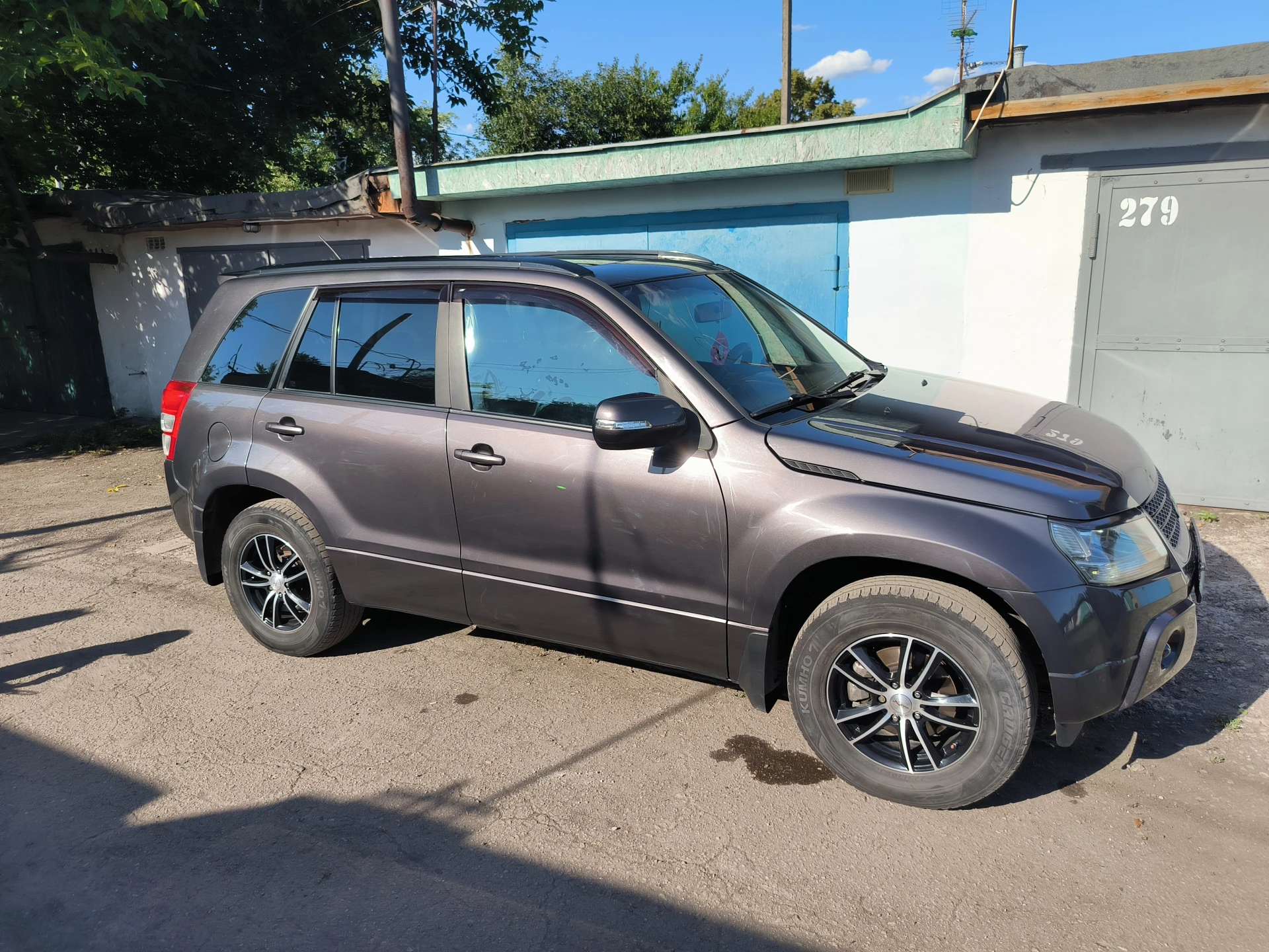На газу евро 4. Техосмотр пройден. Продам suzuki grand vitara 2010. Объем 2.0. Машина обслужена от и до, все масла везде поменяны. Автомат не пинает, работает чётко, полный привод без проблем доедет куда захотите. Двигатель масло не употребляет. Машина обработана пушечным салом и body, ближайшее время ржавчина ей не страшна. Машине сделан чип тюнинг (едет бодро). Клапана отрегулированы. Сделано дхо (дальний в пол накала) сигнализация staline с автозапуском. Музыка хорошая играет достойно. Камера заднего вида. Машине сделана шумоизоляция. Круиз контроль, климат контроль, кондиционер холодит идеально. Печка жарит, зимой очень тепло. Ходовая: перед перебрал полностью, зад всё в отличном состоянии. За машину не стыдно, вид имеет, вложено много сил и денег. Хочу 1.150 млн. +79493209287 - фотография - 8