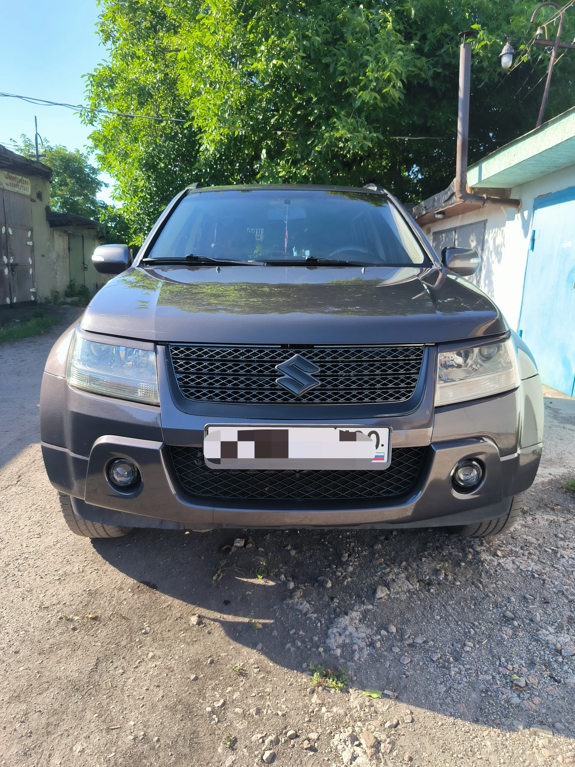 На газу евро 4. Техосмотр пройден. Продам suzuki grand vitara 2010. Объем 2.0. Машина обслужена от и до, все масла везде поменяны. Автомат не пинает, работает чётко, полный привод без проблем доедет куда захотите. Двигатель масло не употребляет. Машина обработана пушечным салом и body, ближайшее время ржавчина ей не страшна. Машине сделан чип тюнинг (едет бодро). Клапана отрегулированы. Сделано дхо (дальний в пол накала) сигнализация staline с автозапуском. Музыка хорошая играет достойно. Камера заднего вида. Машине сделана шумоизоляция. Круиз контроль, климат контроль, кондиционер холодит идеально. Печка жарит, зимой очень тепло. Ходовая: перед перебрал полностью, зад всё в отличном состоянии. За машину не стыдно, вид имеет, вложено много сил и денег. Хочу 1.150 млн. +79493209287 - фотография - 1