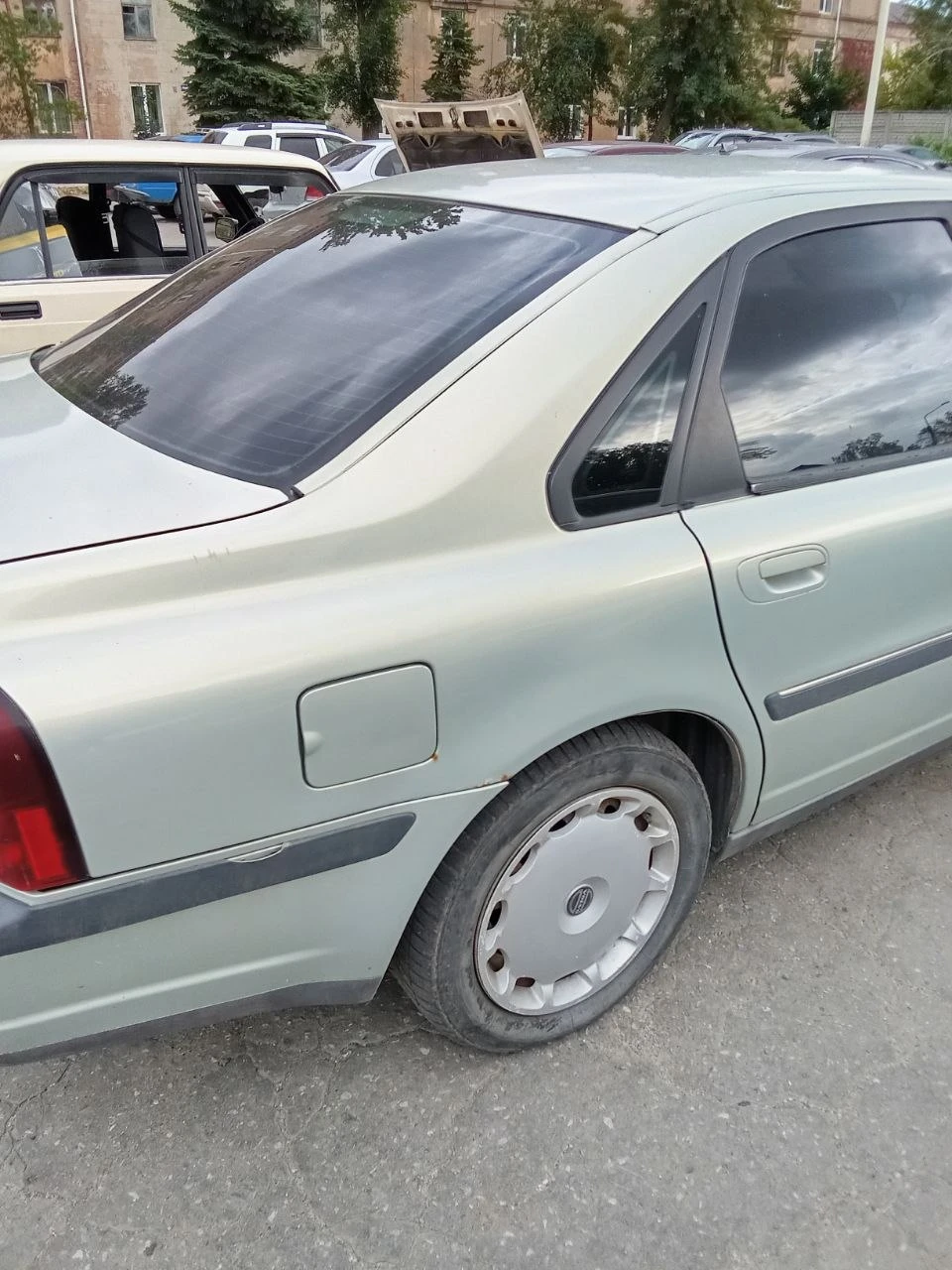 Продам volvo s80, 220 000 ₽, 1999 г. В. , 340 000 км, 2.4 механика (140л. С), бежевый цвет, передний привод, растаможена. Авто на ходу. Требует замены уплотнителей теплообменника печки (возможно самого теплообменника) и ступичного подшипника. Авто под восстановление или разбор. Подробности по телефону. Торг у капота. Феникс 393 86 55. - фотография - 5