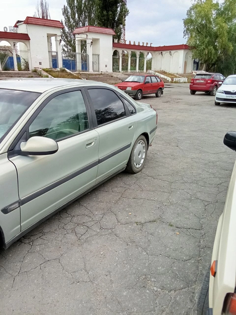 Продам volvo s80, 220 000 ₽, 1999 г. В. , 340 000 км, 2.4 механика (140л. С), бежевый цвет, передний привод, растаможена. Авто на ходу. Требует замены уплотнителей теплообменника печки (возможно самого теплообменника) и ступичного подшипника. Авто под восстановление или разбор. Подробности по телефону. Торг у капота. Феникс 393 86 55. - фотография - 8