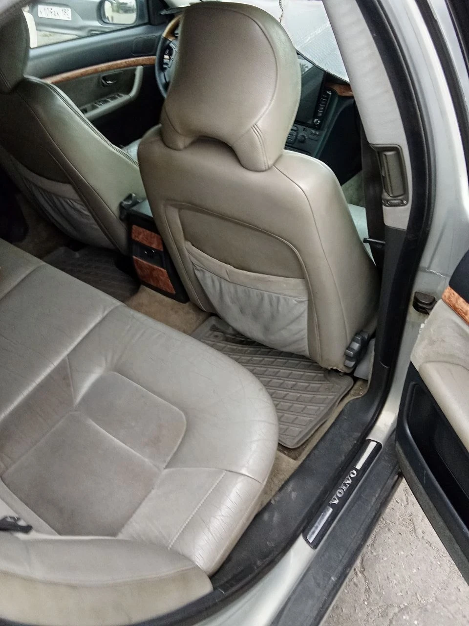 Продам volvo s80, 220 000 ₽, 1999 г. В. , 340 000 км, 2.4 механика (140л. С), бежевый цвет, передний привод, растаможена. Авто на ходу. Требует замены уплотнителей теплообменника печки (возможно самого теплообменника) и ступичного подшипника. Авто под восстановление или разбор. Подробности по телефону. Торг у капота. Феникс 393 86 55. - фотография - 2
