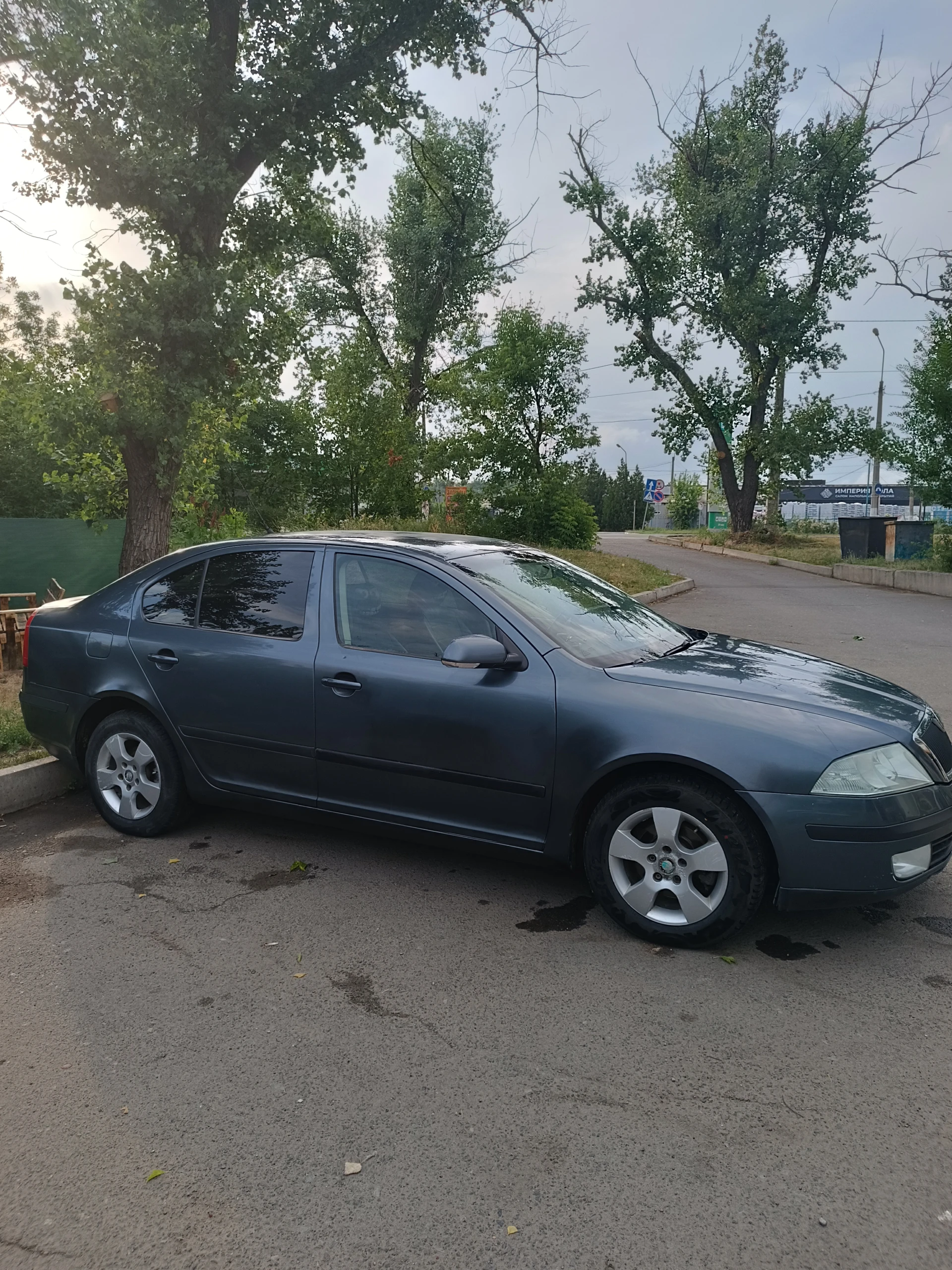 Продам skoda oktavia a5, 2006 г. , двигатель 1.6. Пробег 279 тыс. На ходу, состояние хорошее. Лонжероны, стаканы целые, двигатель и коробка работают хорошо. По электрике всё работает. Комплектация: гидроусилитель руля, кондиционер, 4 стеклоподъёмника, климат контроль, круиз контроль, сигнализация (центральный замок), подогрев сидений. Чистый белый кожаный салон. Продажа за наличные. Обмен не интересует. Машина находится в петровском районе донецка. Зимняя резина в подарок.
Цена: 600000 + торг
Тел. : +79493672915 эдуард - фотография - 3