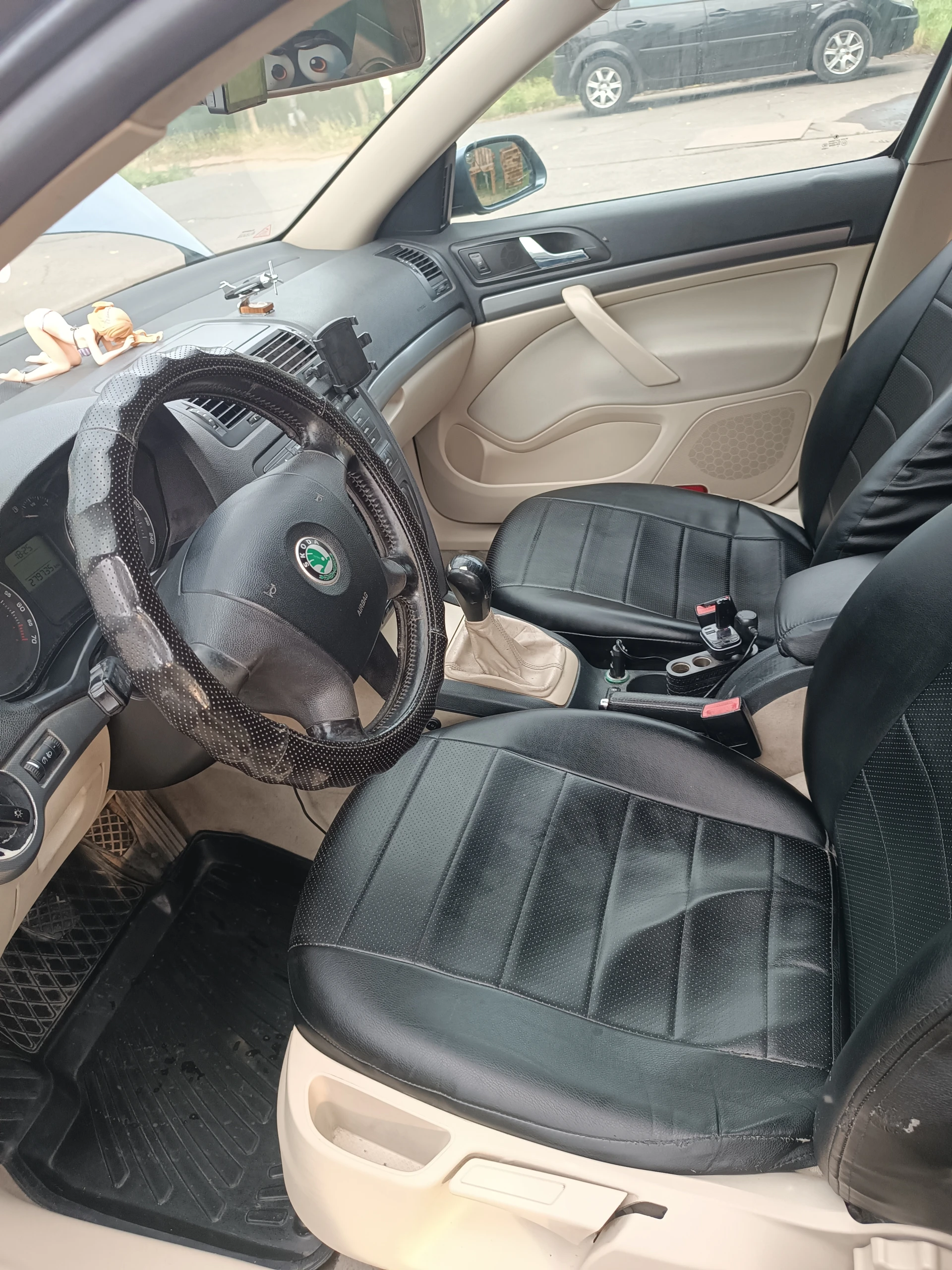 Продам skoda oktavia a5, 2006 г. , двигатель 1.6. Пробег 279 тыс. На ходу, состояние хорошее. Лонжероны, стаканы целые, двигатель и коробка работают хорошо. По электрике всё работает. Комплектация: гидроусилитель руля, кондиционер, 4 стеклоподъёмника, климат контроль, круиз контроль, сигнализация (центральный замок), подогрев сидений. Чистый белый кожаный салон. Продажа за наличные. Обмен не интересует. Машина находится в петровском районе донецка. Зимняя резина в подарок.
Цена: 600000 + торг
Тел. : +79493672915 эдуард - фотография - 5