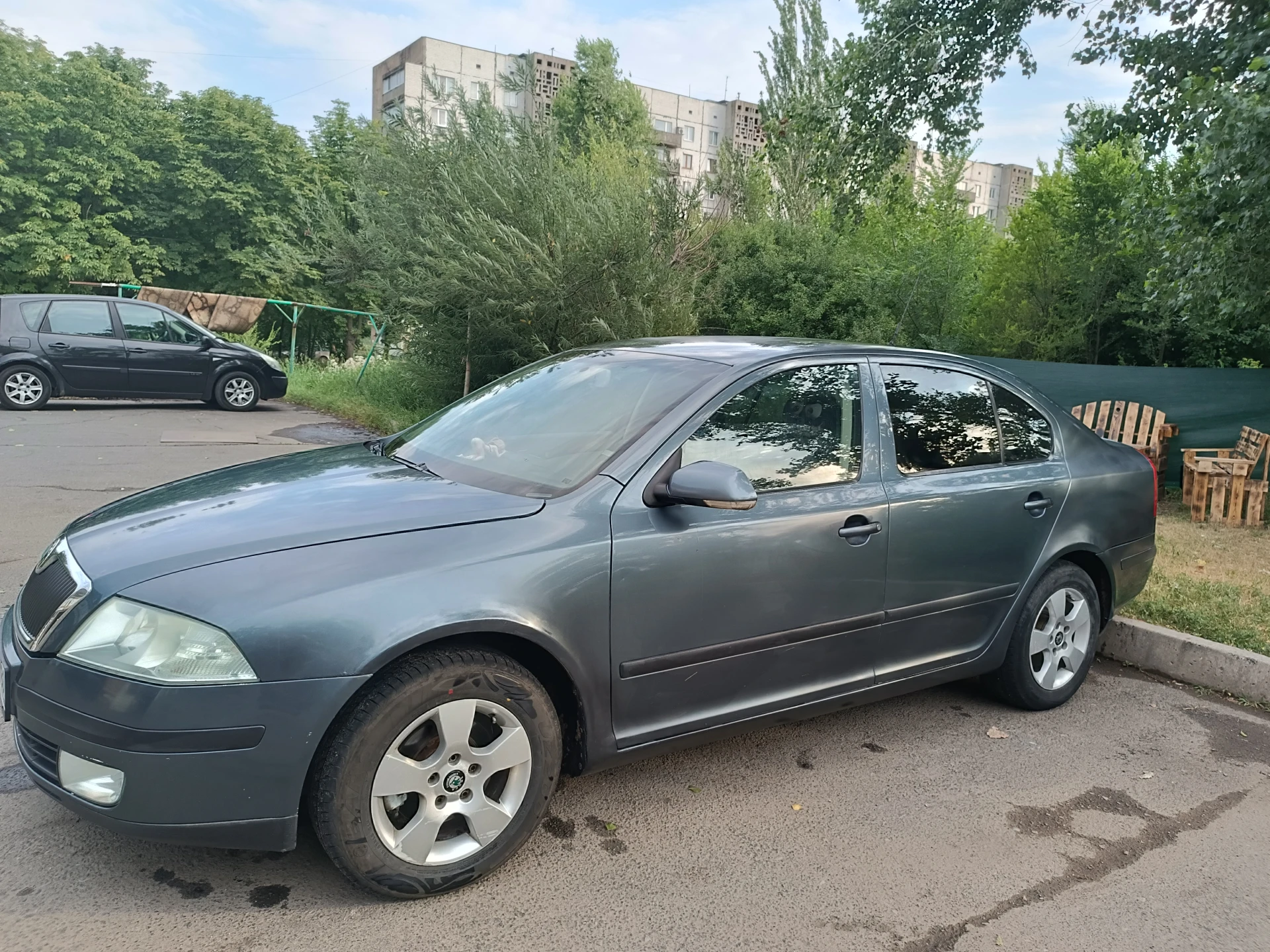 Продам skoda oktavia a5, 2006 г. , двигатель 1.6. Пробег 279 тыс. На ходу, состояние хорошее. Лонжероны, стаканы целые, двигатель и коробка работают хорошо. По электрике всё работает. Комплектация: гидроусилитель руля, кондиционер, 4 стеклоподъёмника, климат контроль, круиз контроль, сигнализация (центральный замок), подогрев сидений. Чистый белый кожаный салон. Продажа за наличные. Обмен не интересует. Машина находится в петровском районе донецка. Зимняя резина в подарок.
Цена: 600000 + торг
Тел. : +79493672915 эдуард - фотография - 2