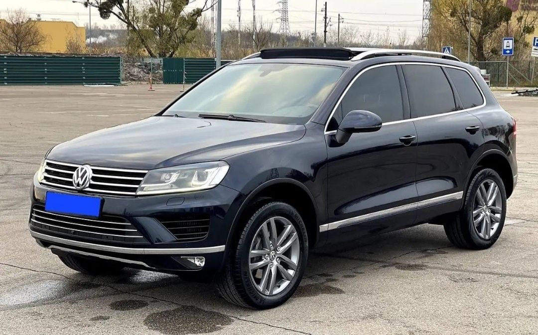 Черный Volkswagen Touareg 2014